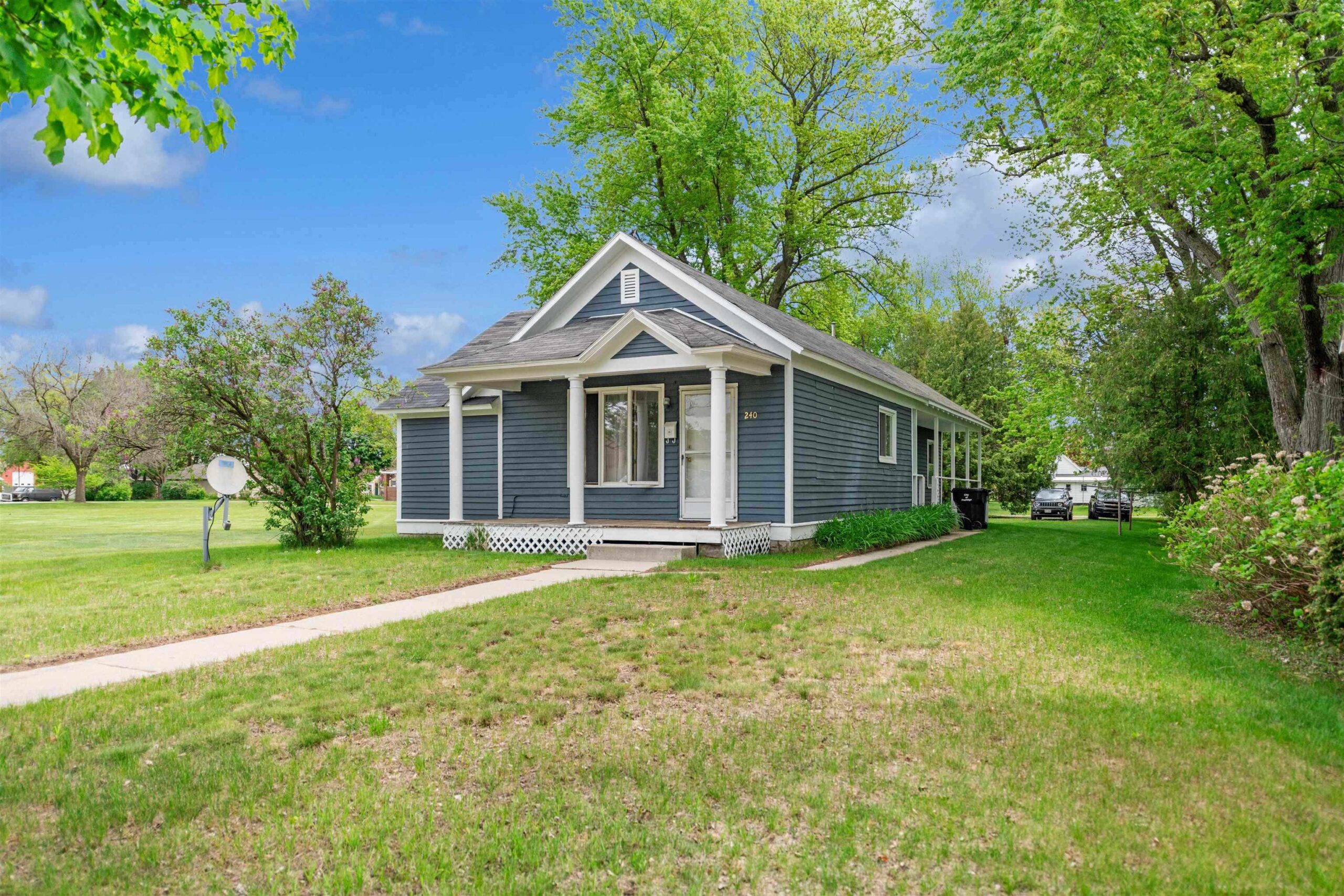 240 S ELLIS Avenue property preview photograph
