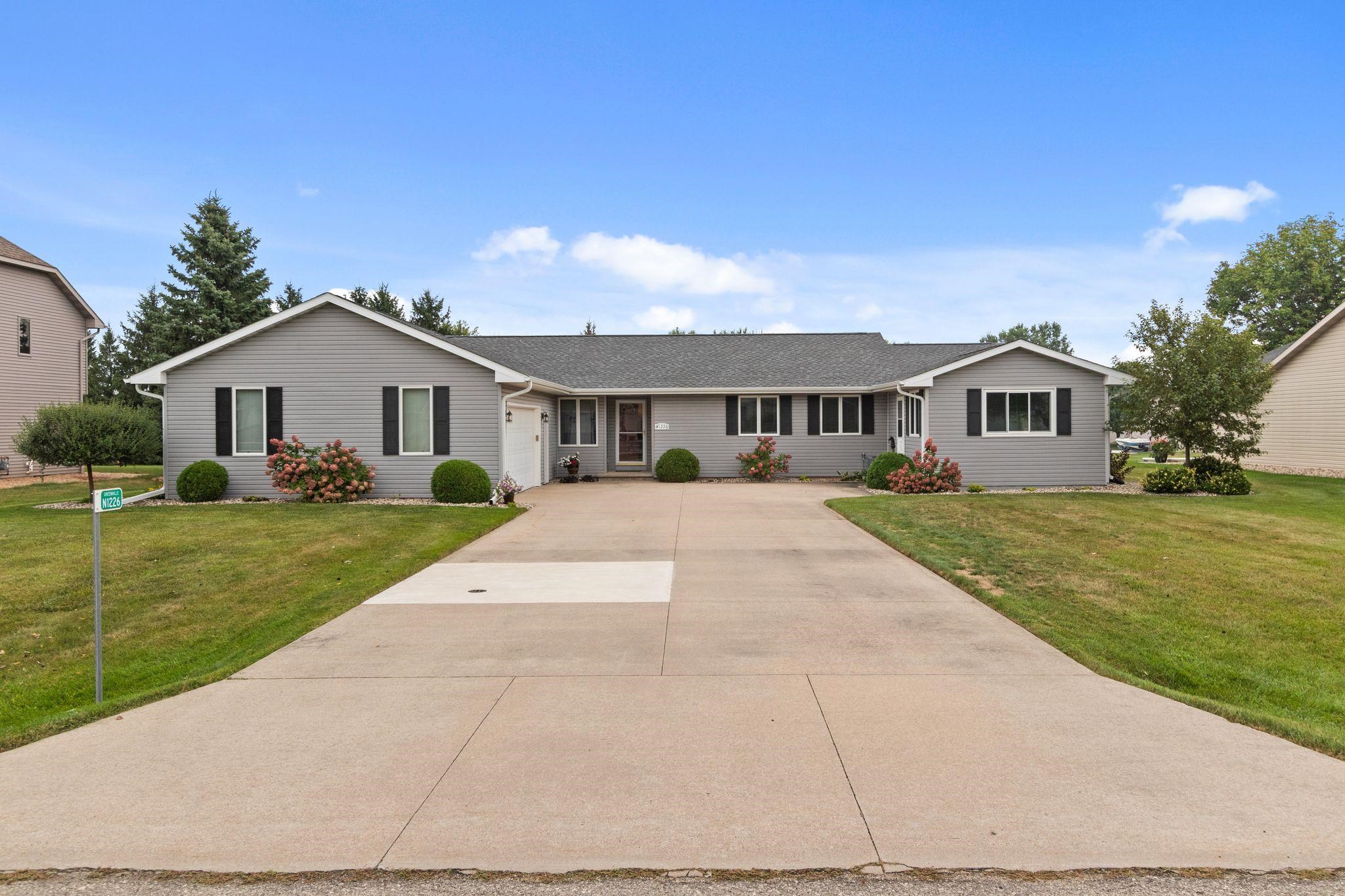 N1226 THRUSH Drive property preview photograph