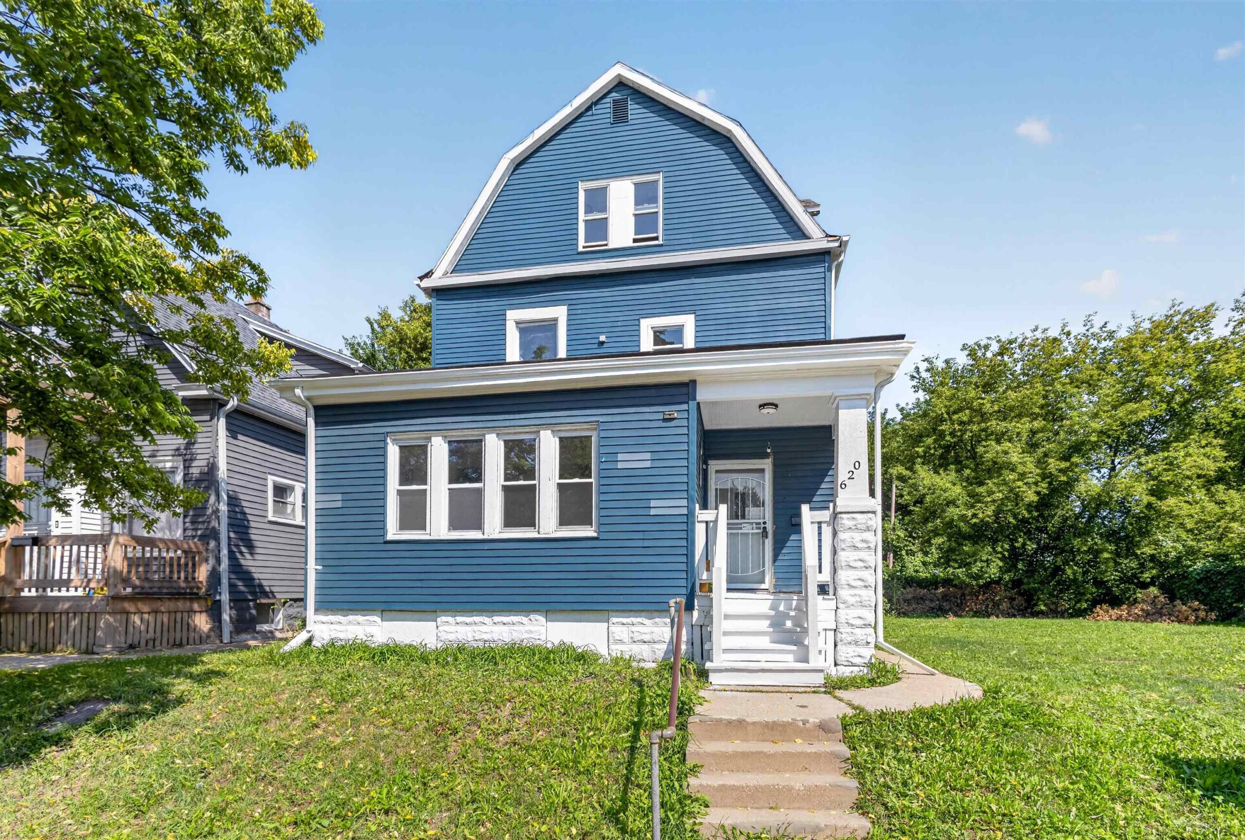 620 W BURLEIGH Street property preview photograph