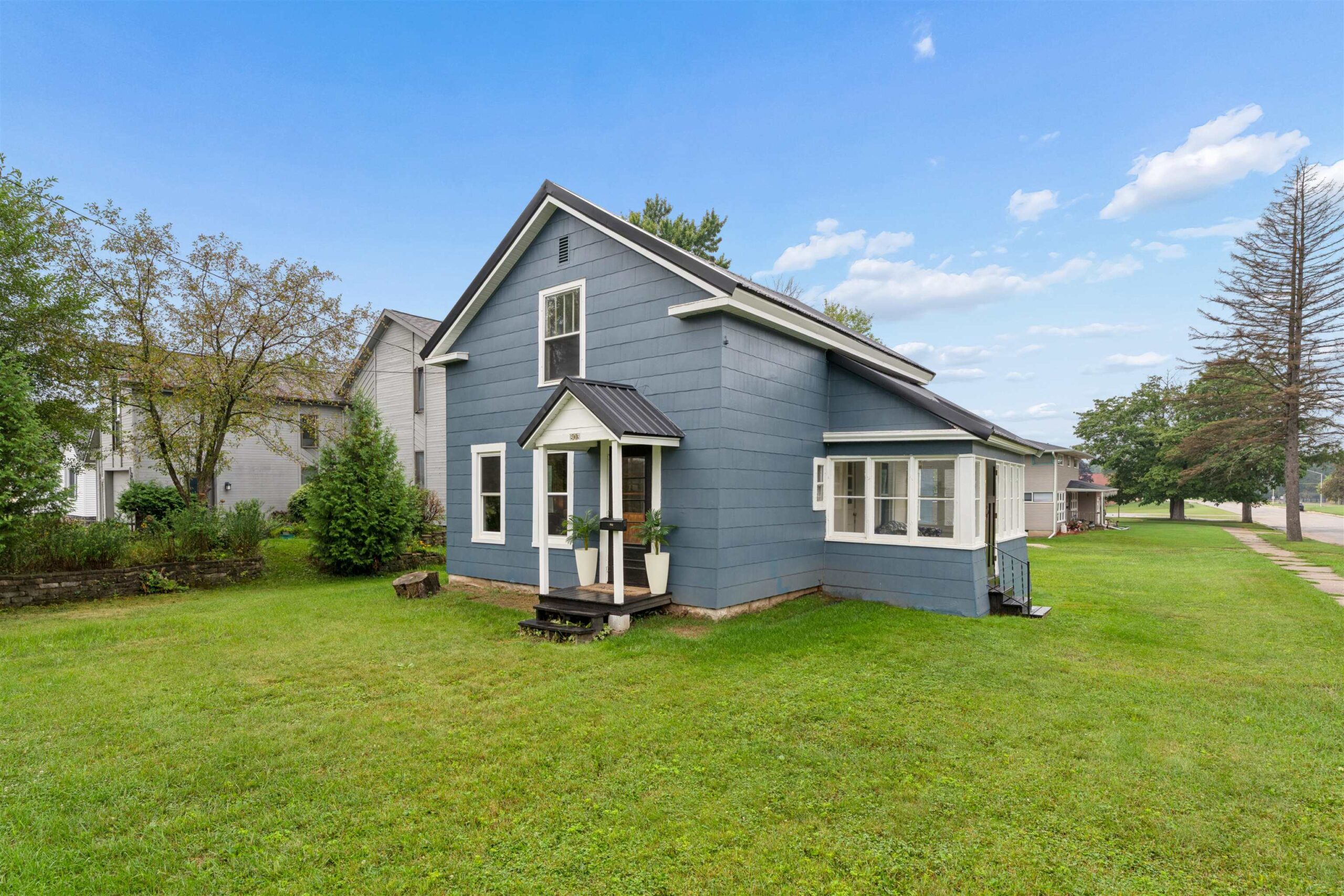 803 OSHKOSH Street property preview photograph