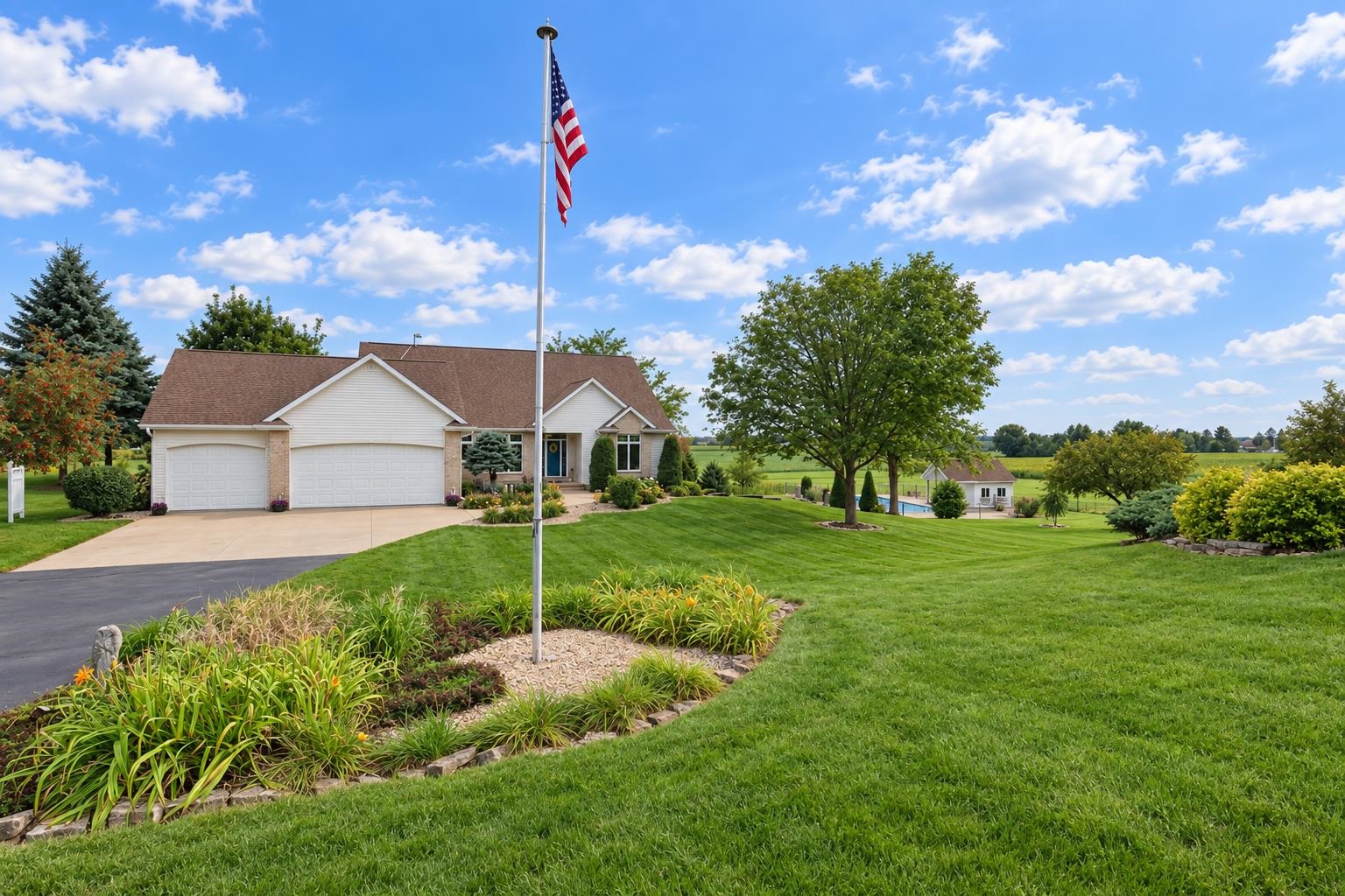 W9795 STONE CREST Drive property preview photograph