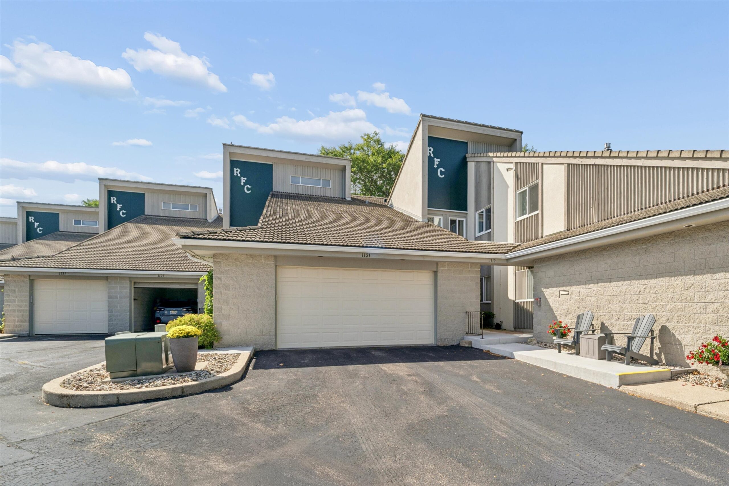 1121 S ONEIDA Street property preview photograph