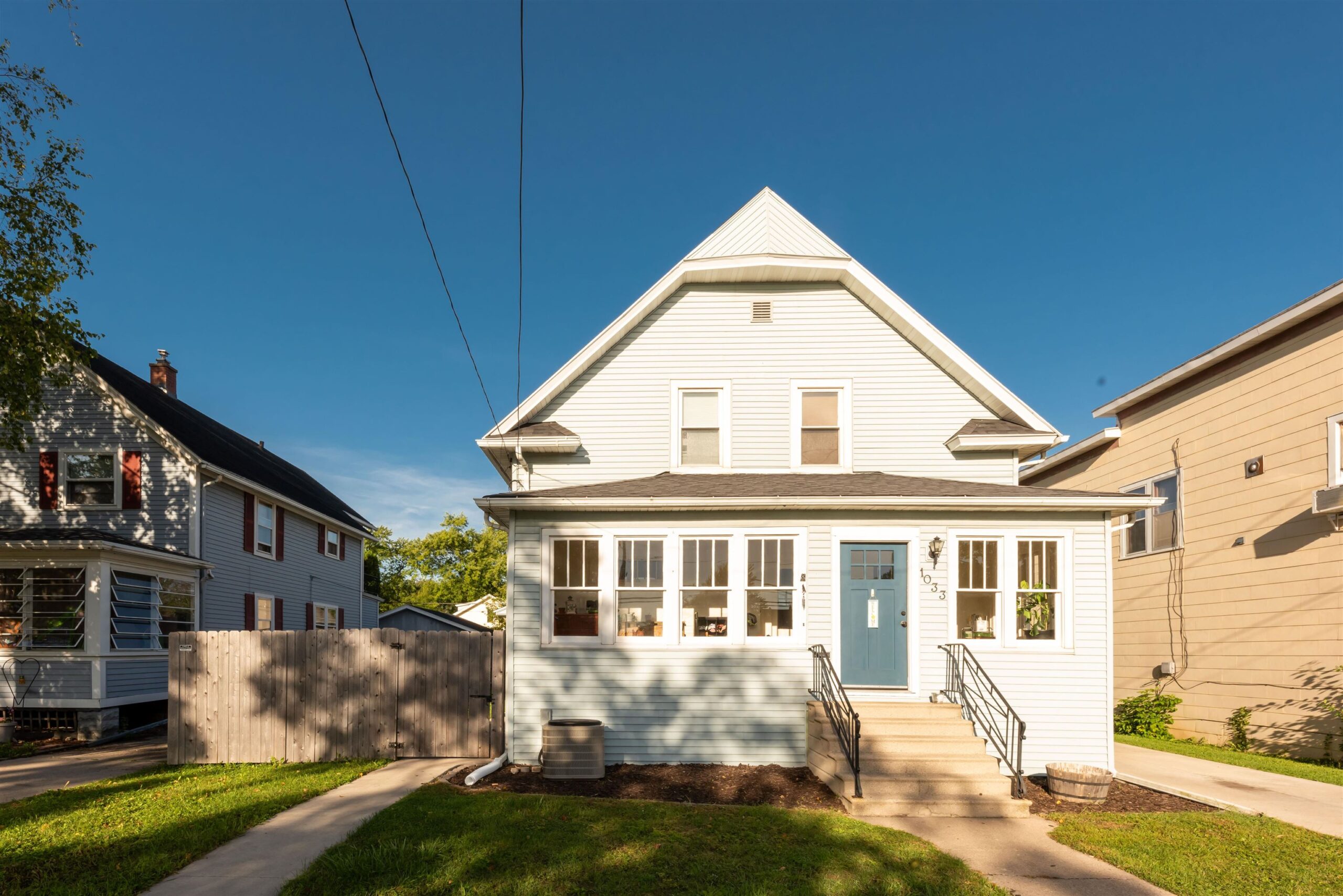 1033 N SAWYER Street property preview photograph