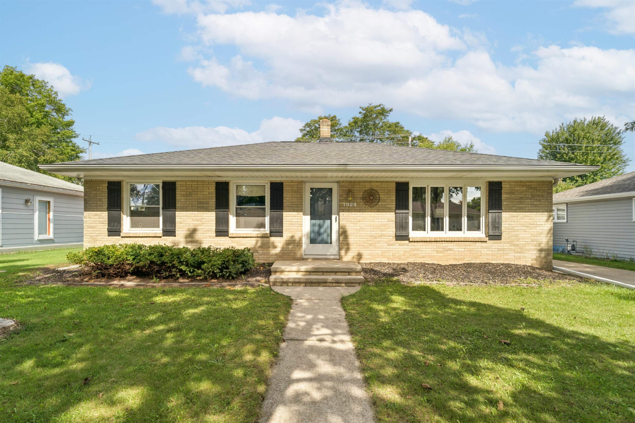 1024 E LINDBERGH Street property preview photograph