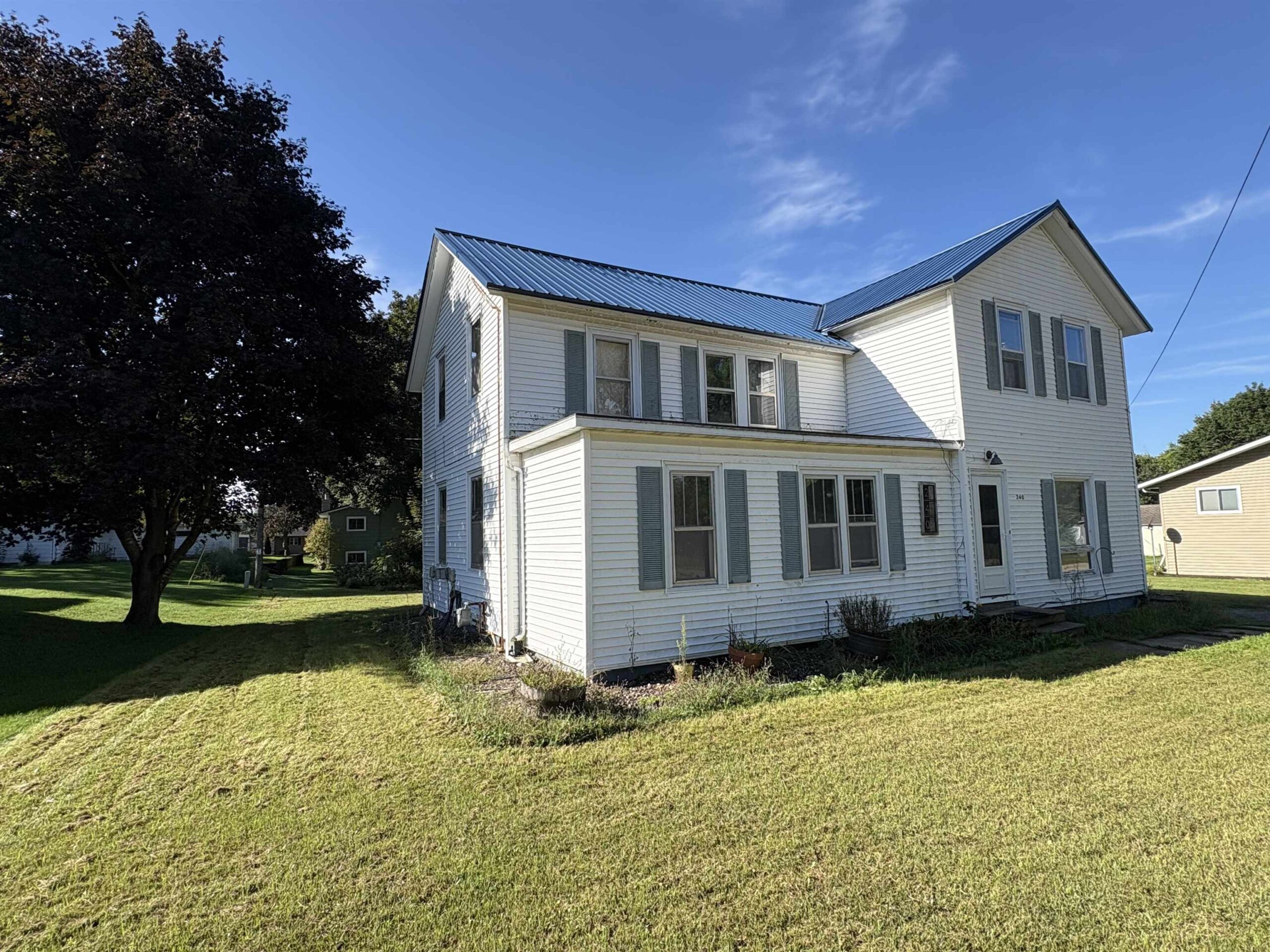 240 E STATE Street property preview photograph