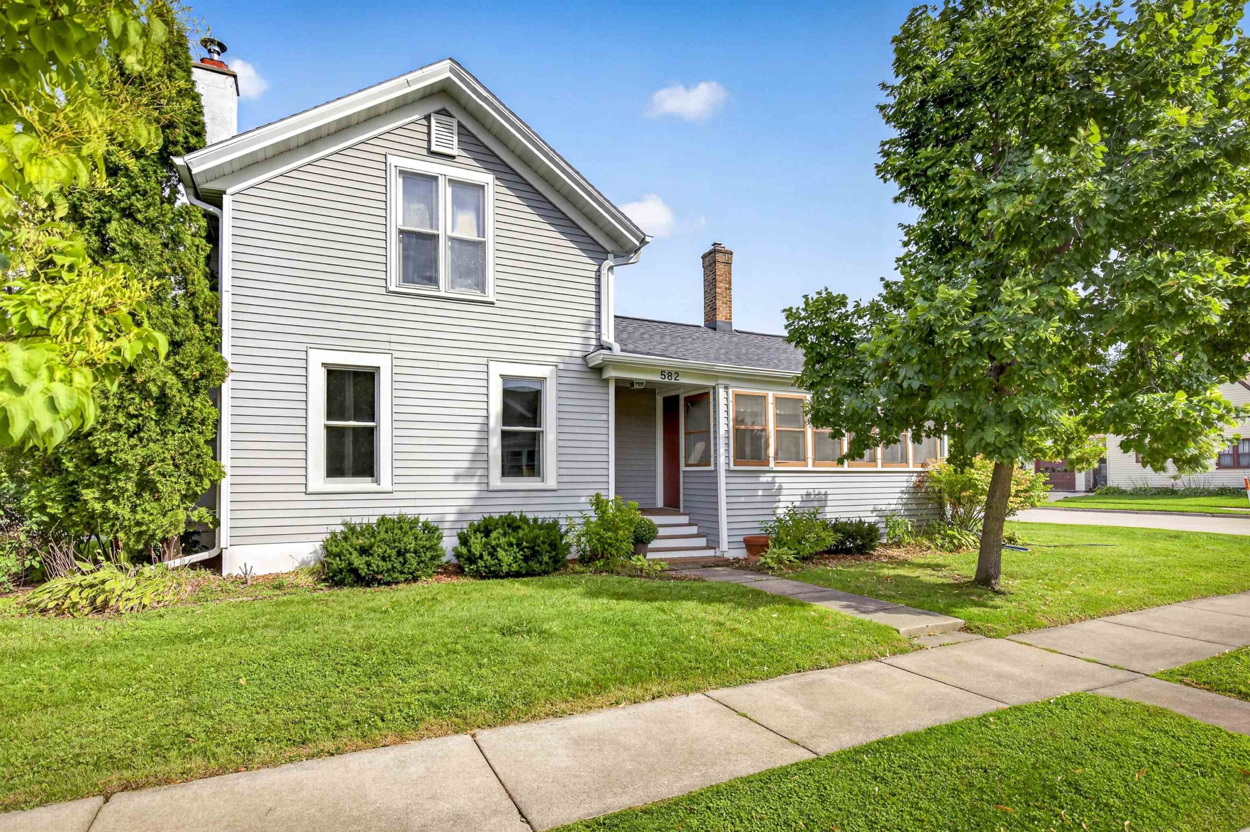 582 OAK Street property preview photograph