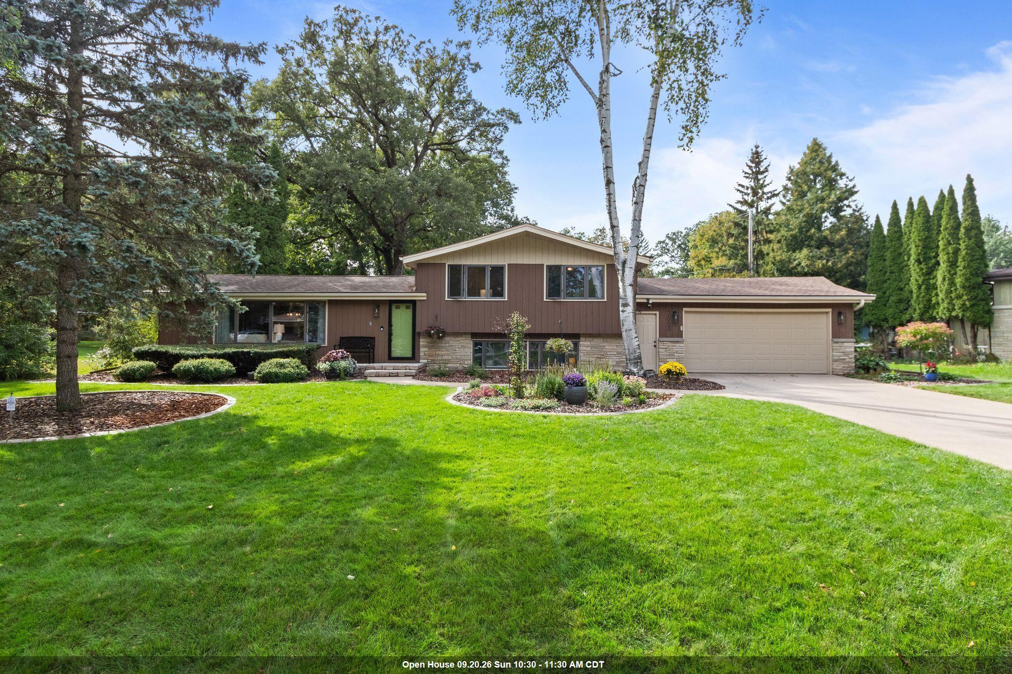 2663 WOODCREST Drive property preview photograph