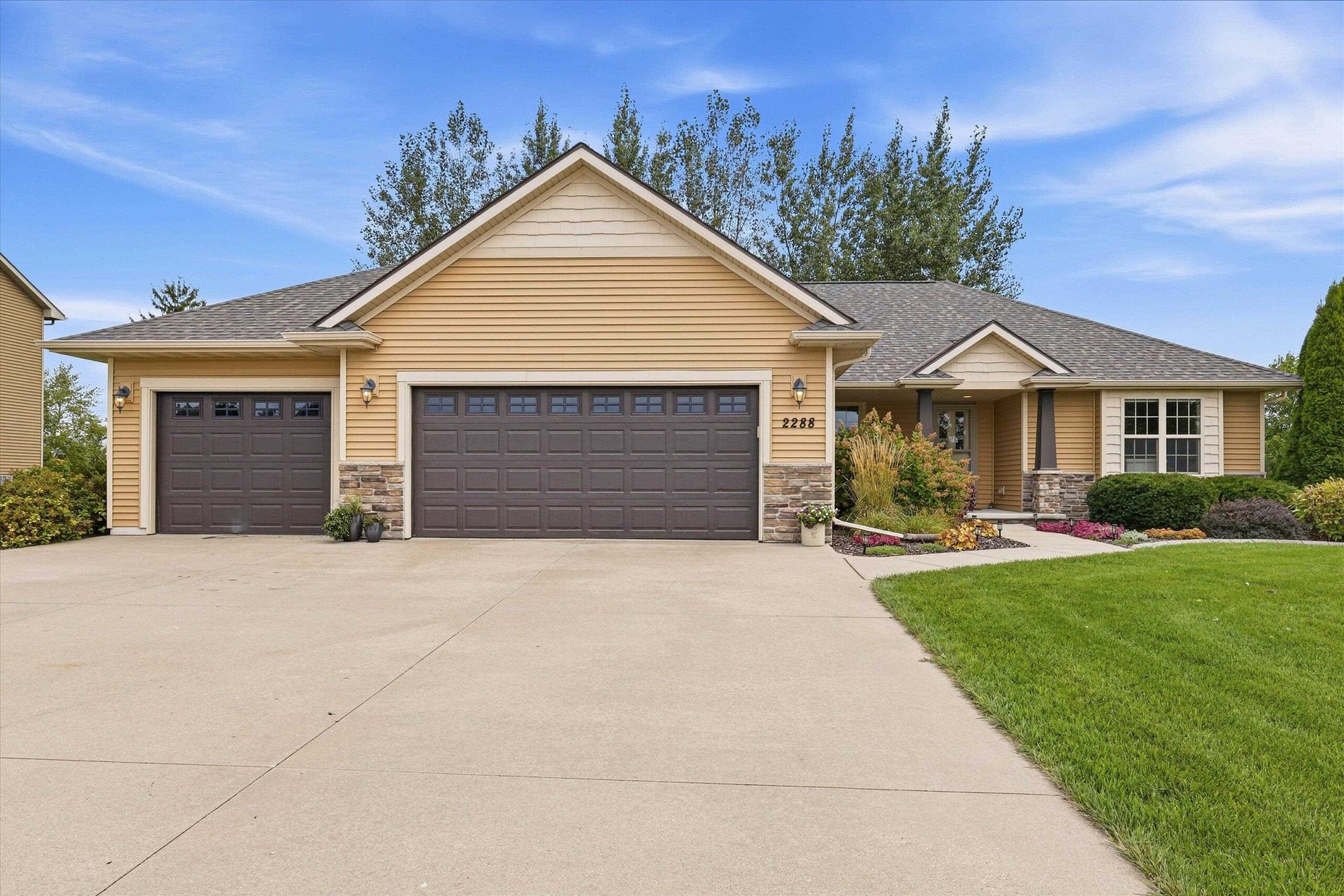 N2288 HILLANDALE Drive property preview photograph
