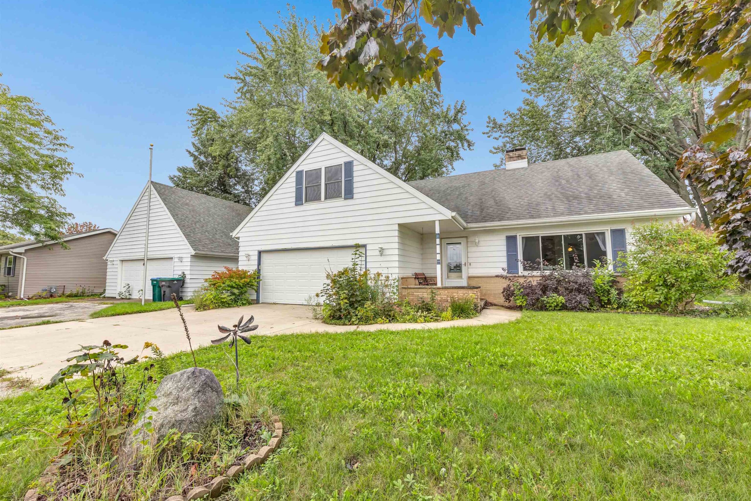 127 W CAPITOL Drive property preview photograph