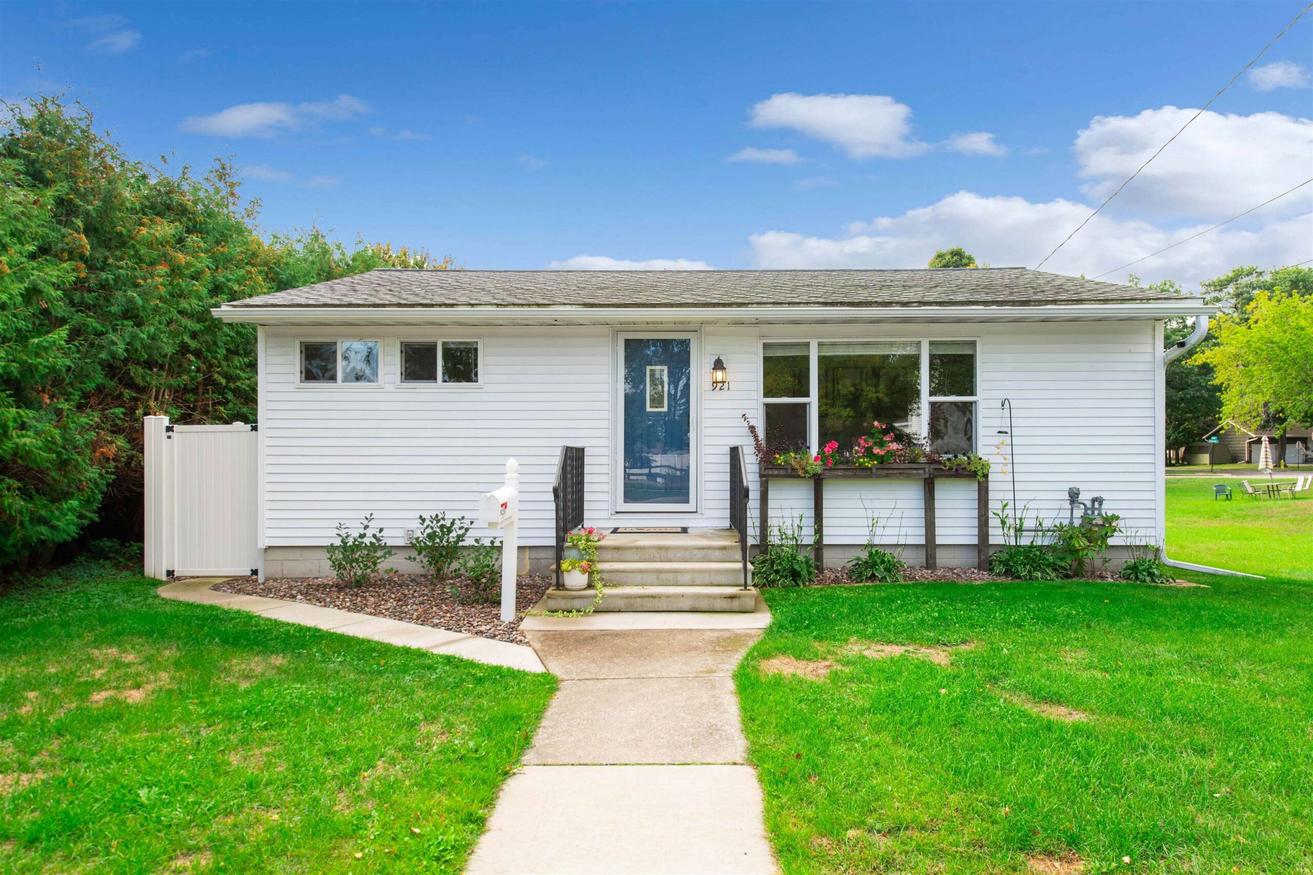 921 GLADSTONE Street property preview photograph