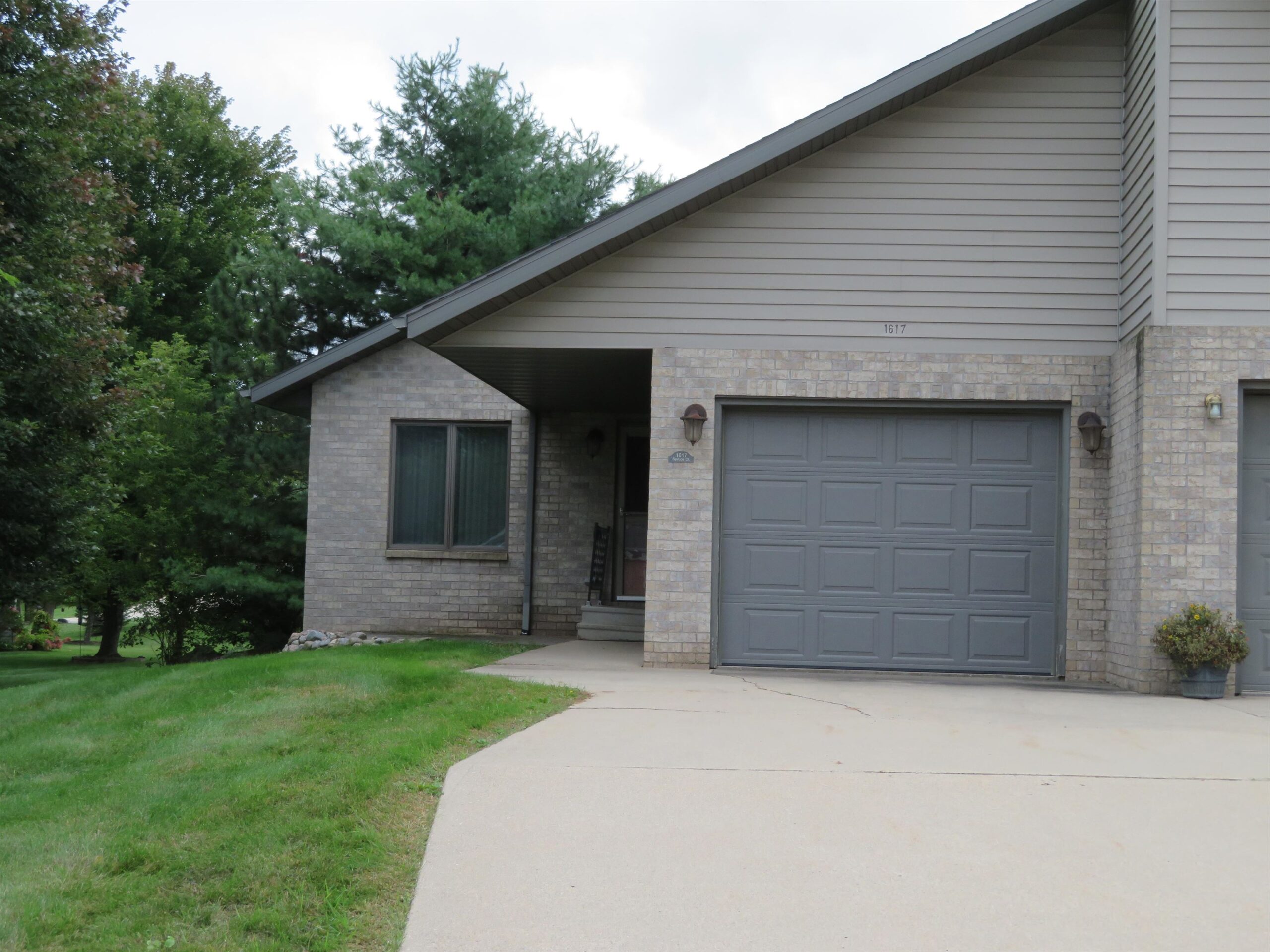 1617 SPRUCE Court property preview photograph