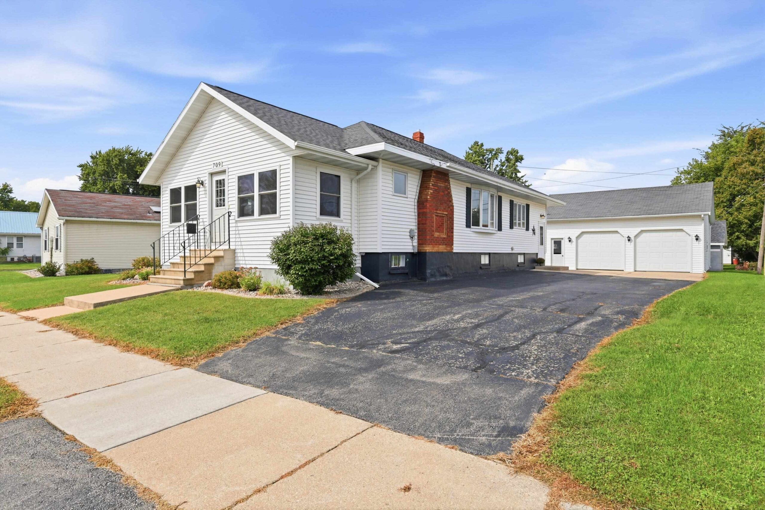 709 W NORTH WATER Street property preview photograph