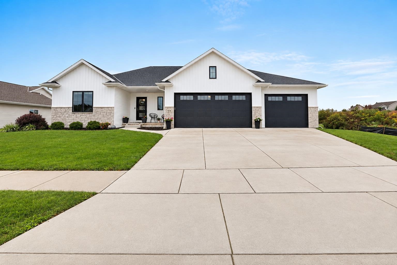 928 MENDOTA Drive property preview photograph