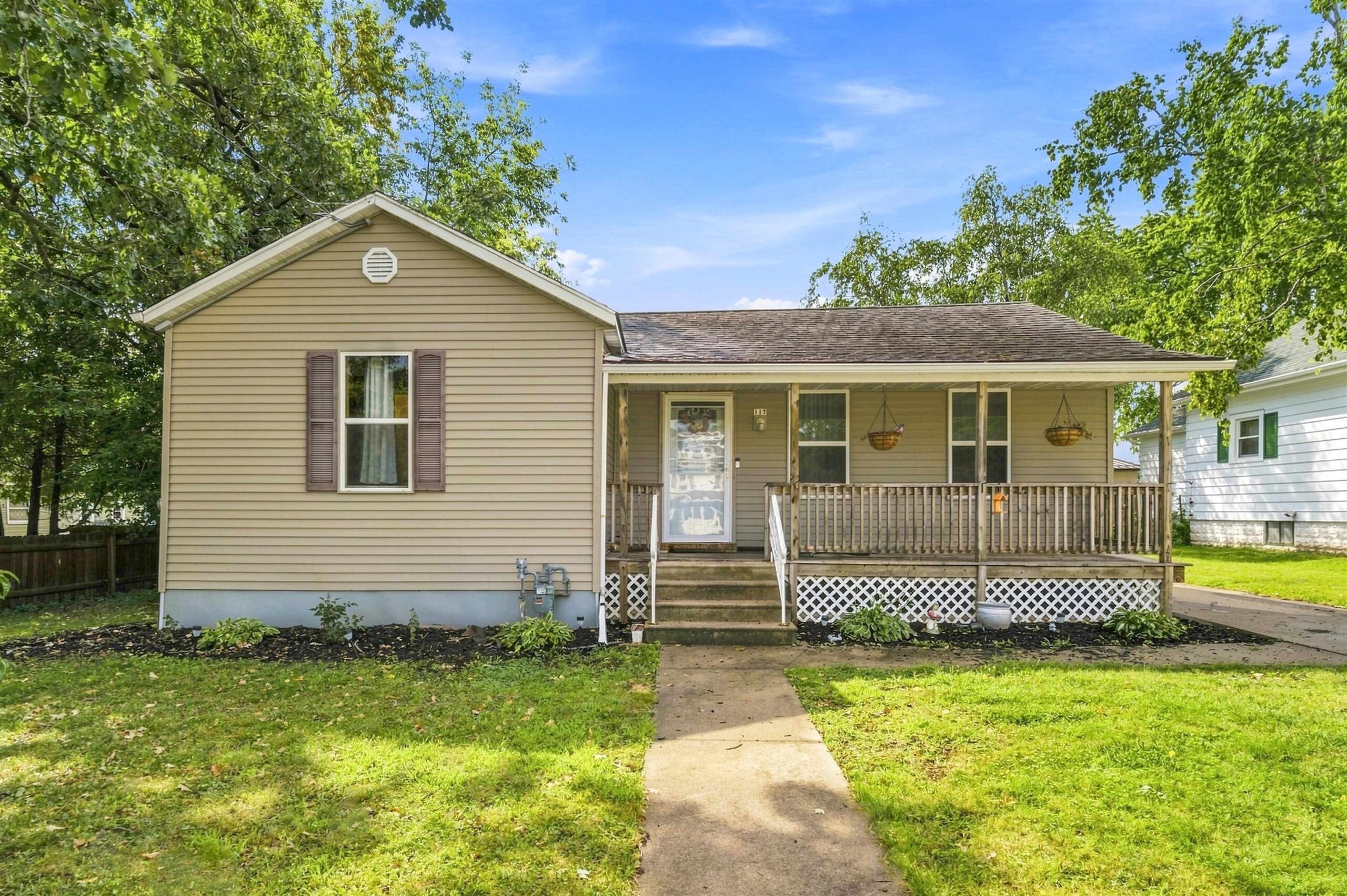 117 W CUSTER Avenue property preview photograph
