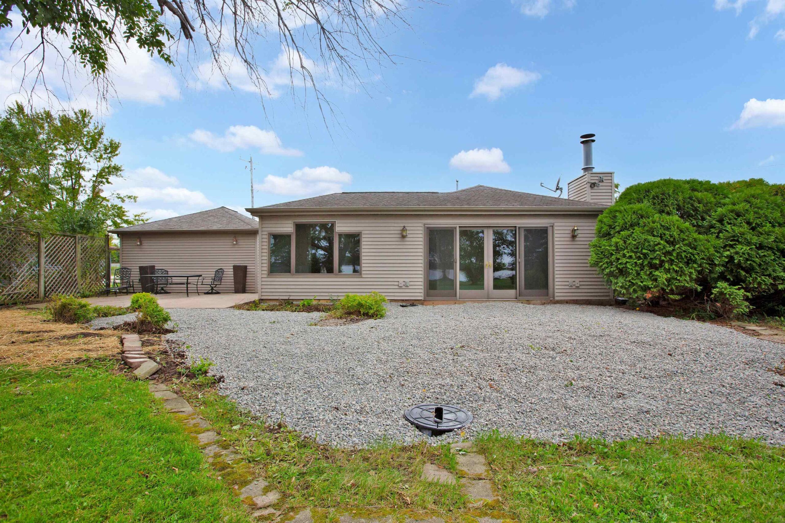 1677 W BUTTE DES MORTS BEACH Road property preview photograph