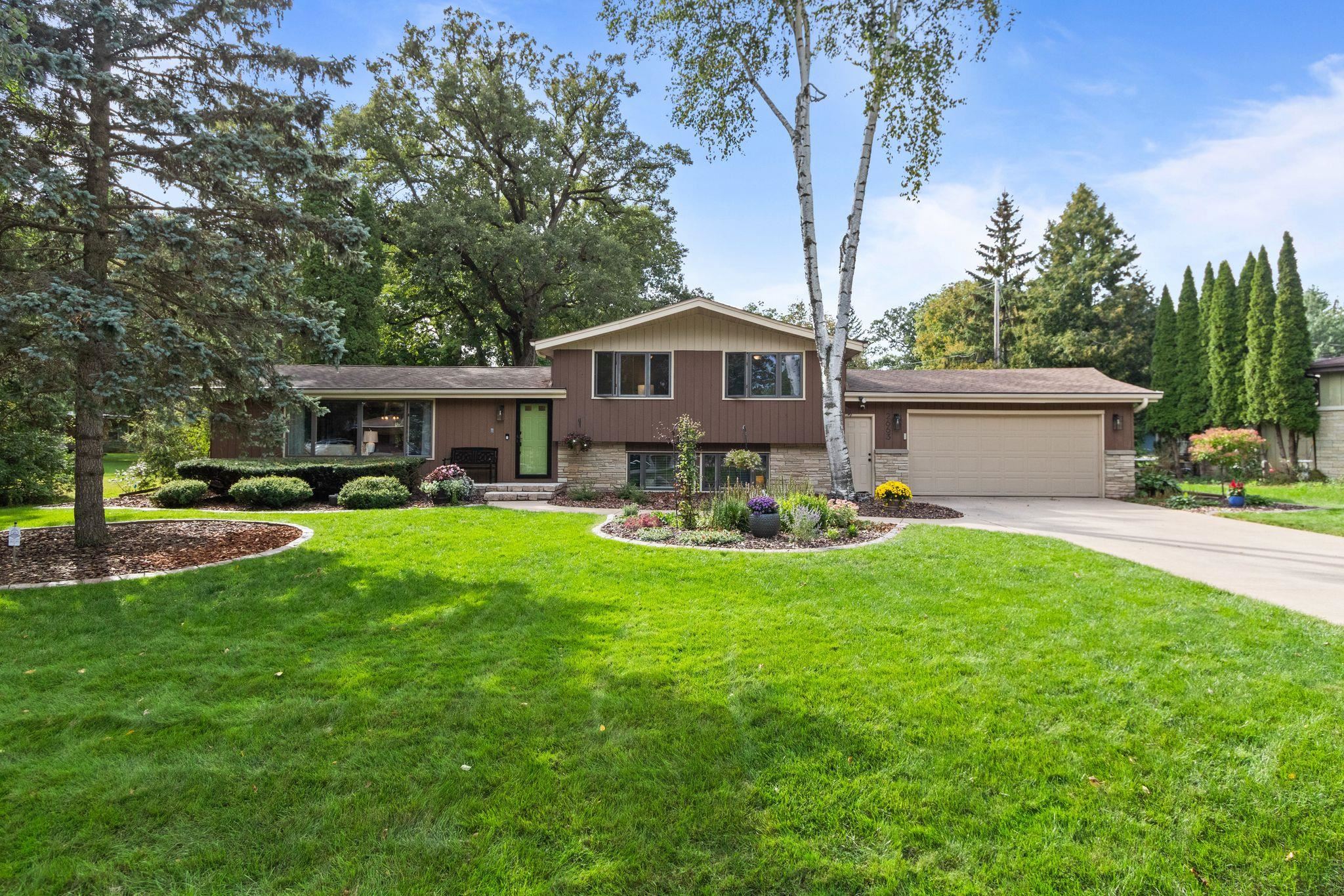 2663 WOODCREST Drive property preview photograph