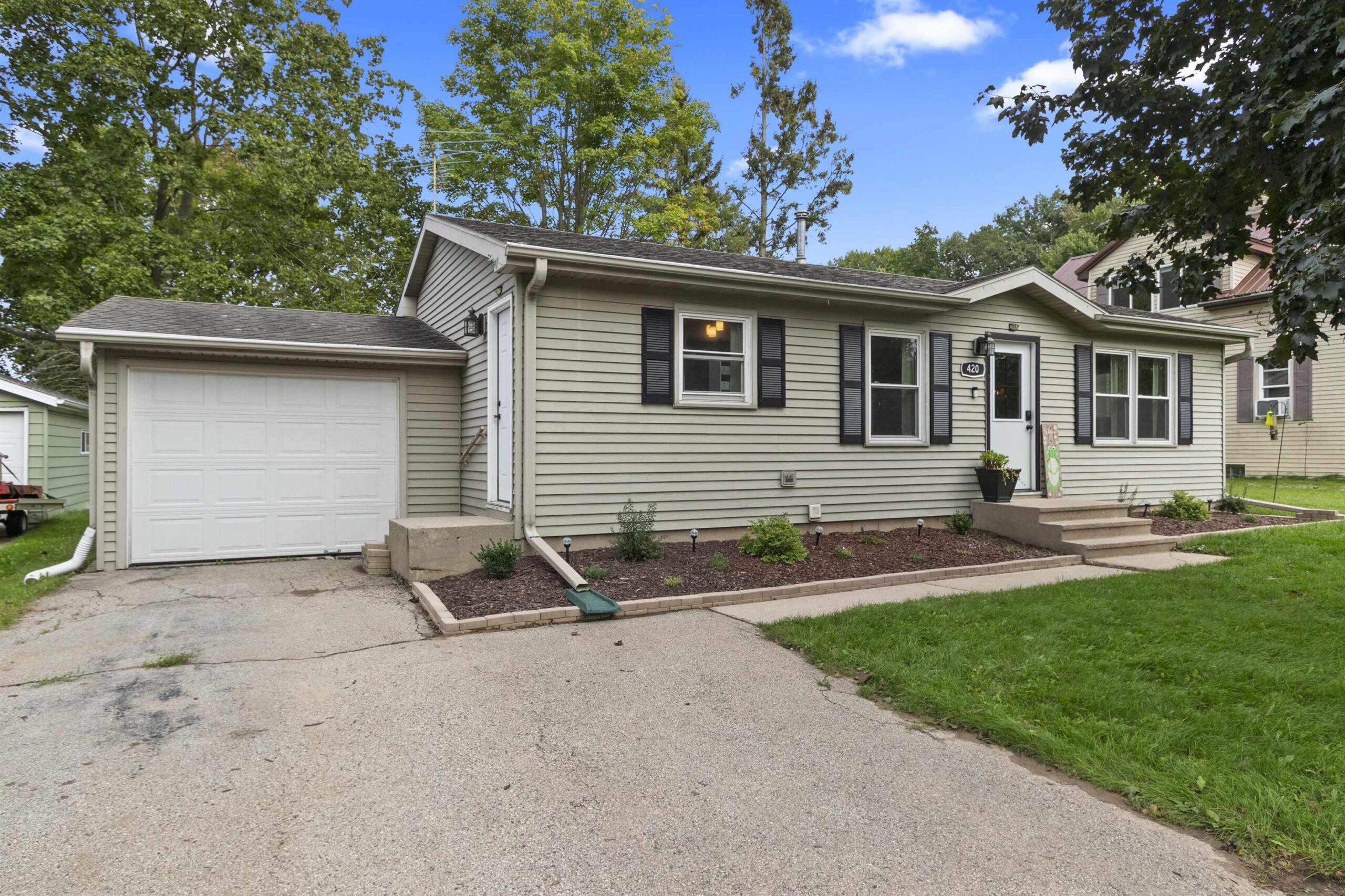 420 S MILWAUKEE Avenue property preview photograph