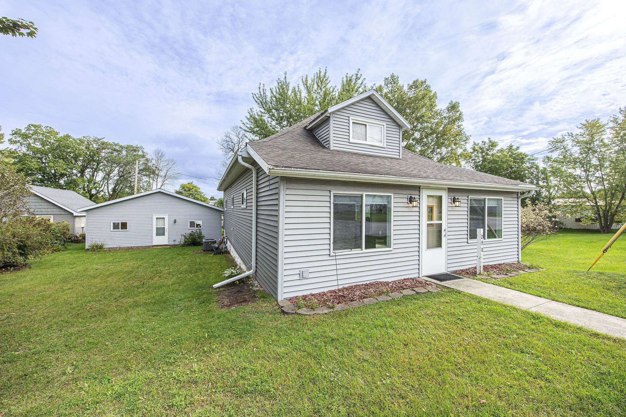 250 N OAKLAND Avenue property preview photograph