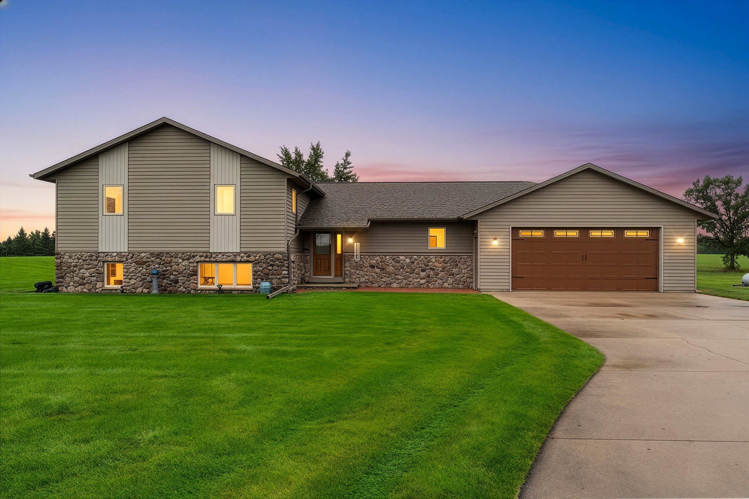 W2387 MAN CAL Road property preview photograph