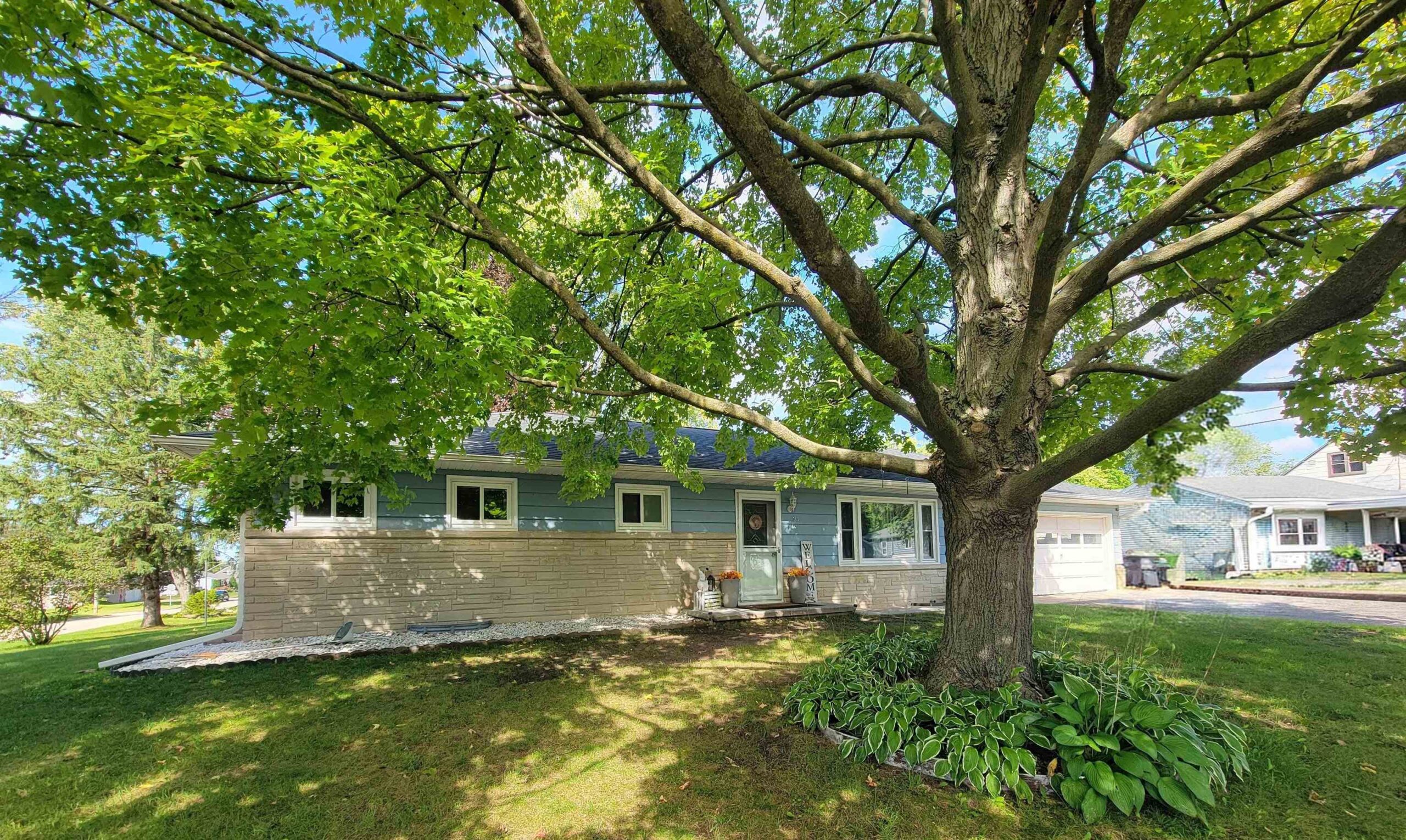 215 W CAMERON Street property preview photograph