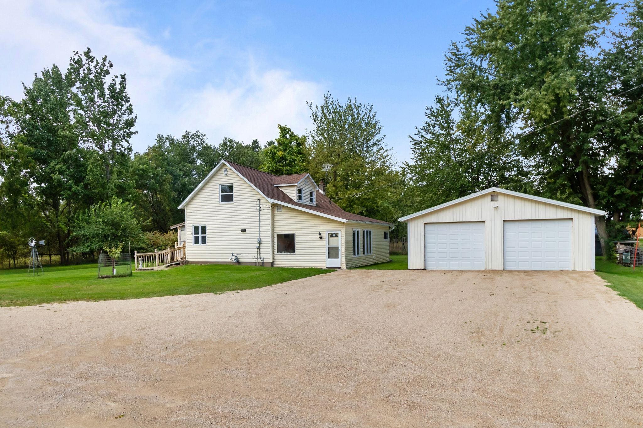 229 W BERLIN Street property preview photograph
