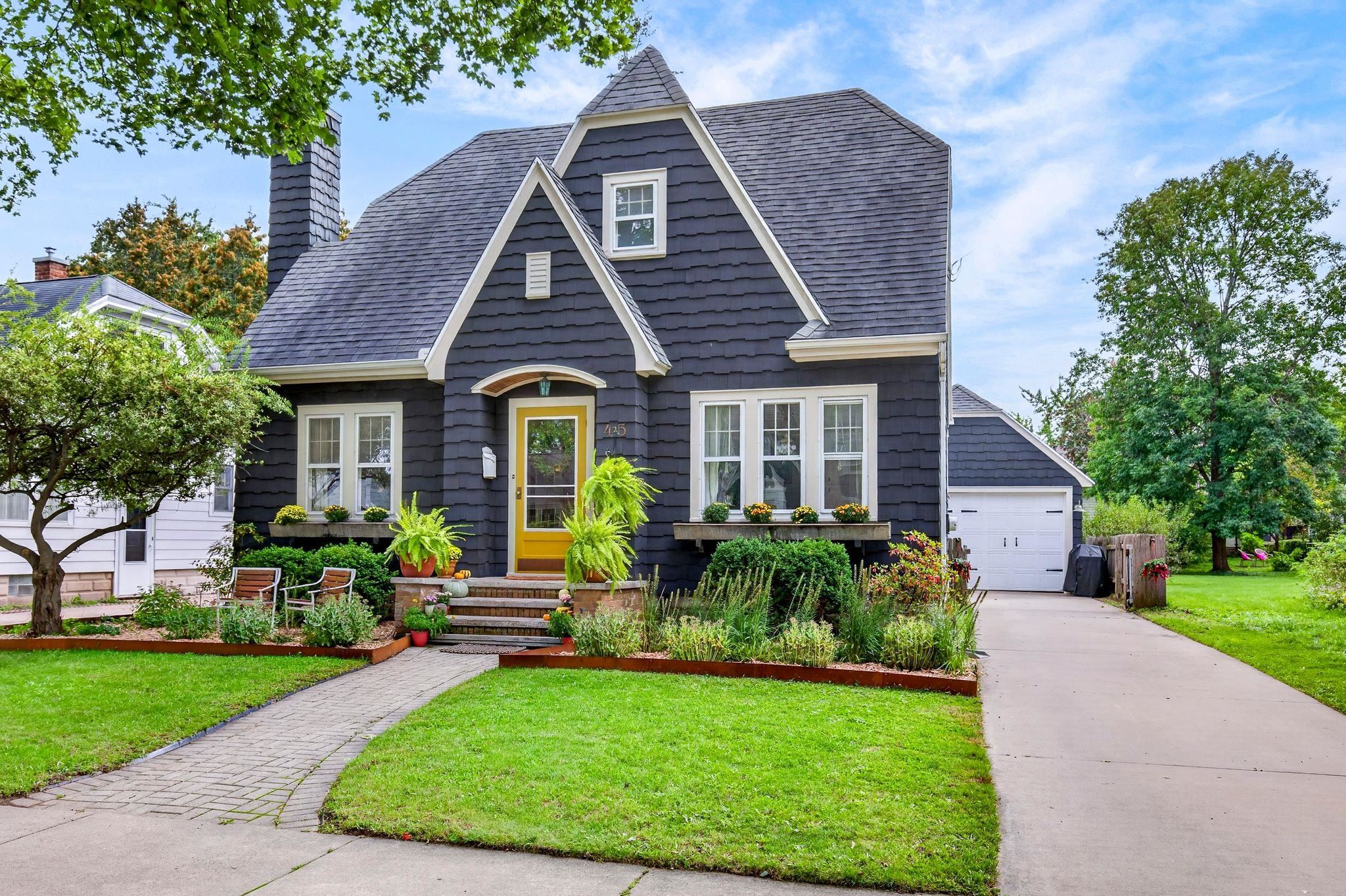 425 E CIRCLE Street property preview photograph