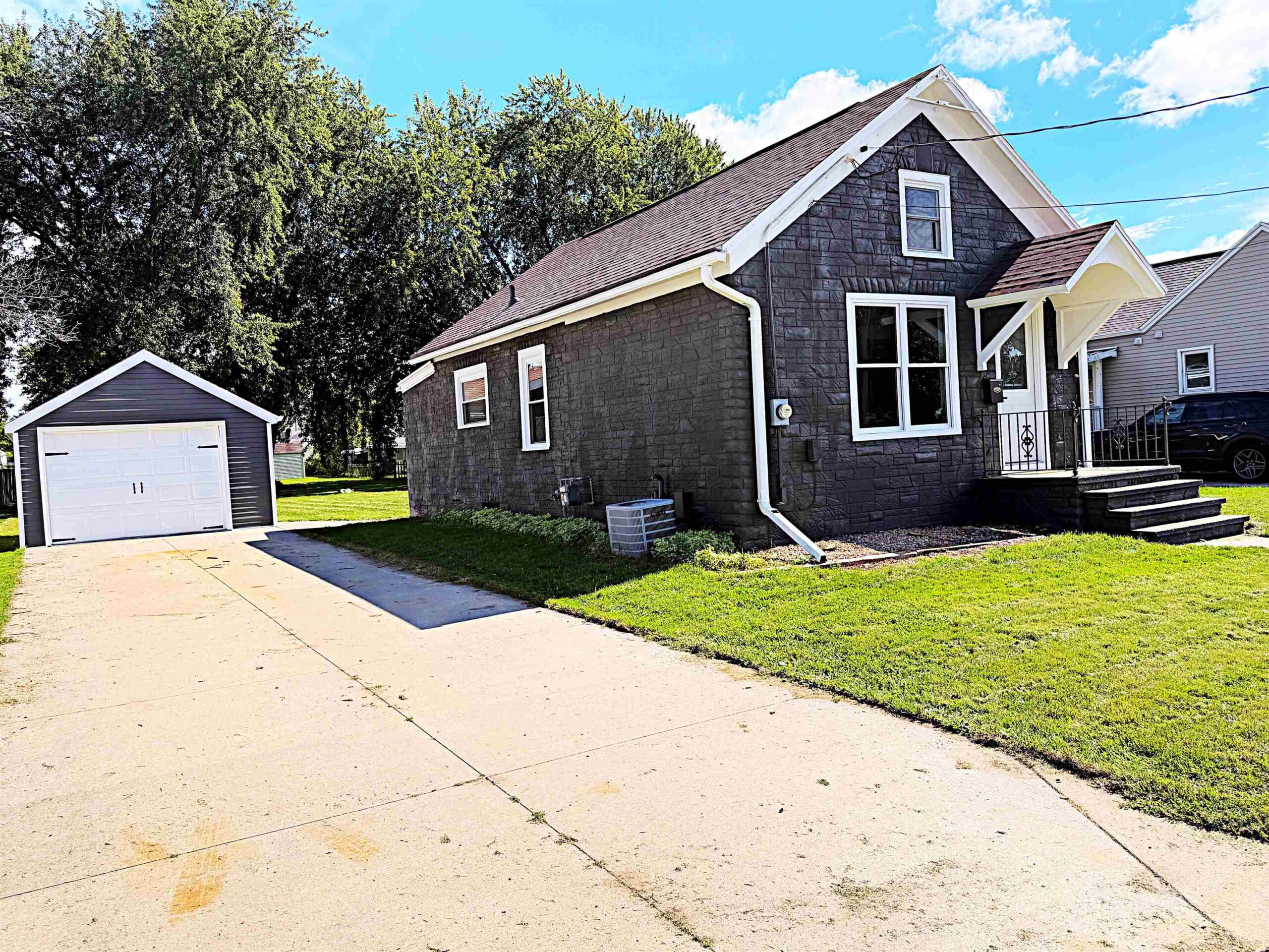 918 GRAND Avenue property preview photograph
