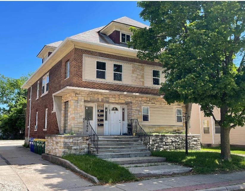 1211 E WALNUT Street property preview photograph