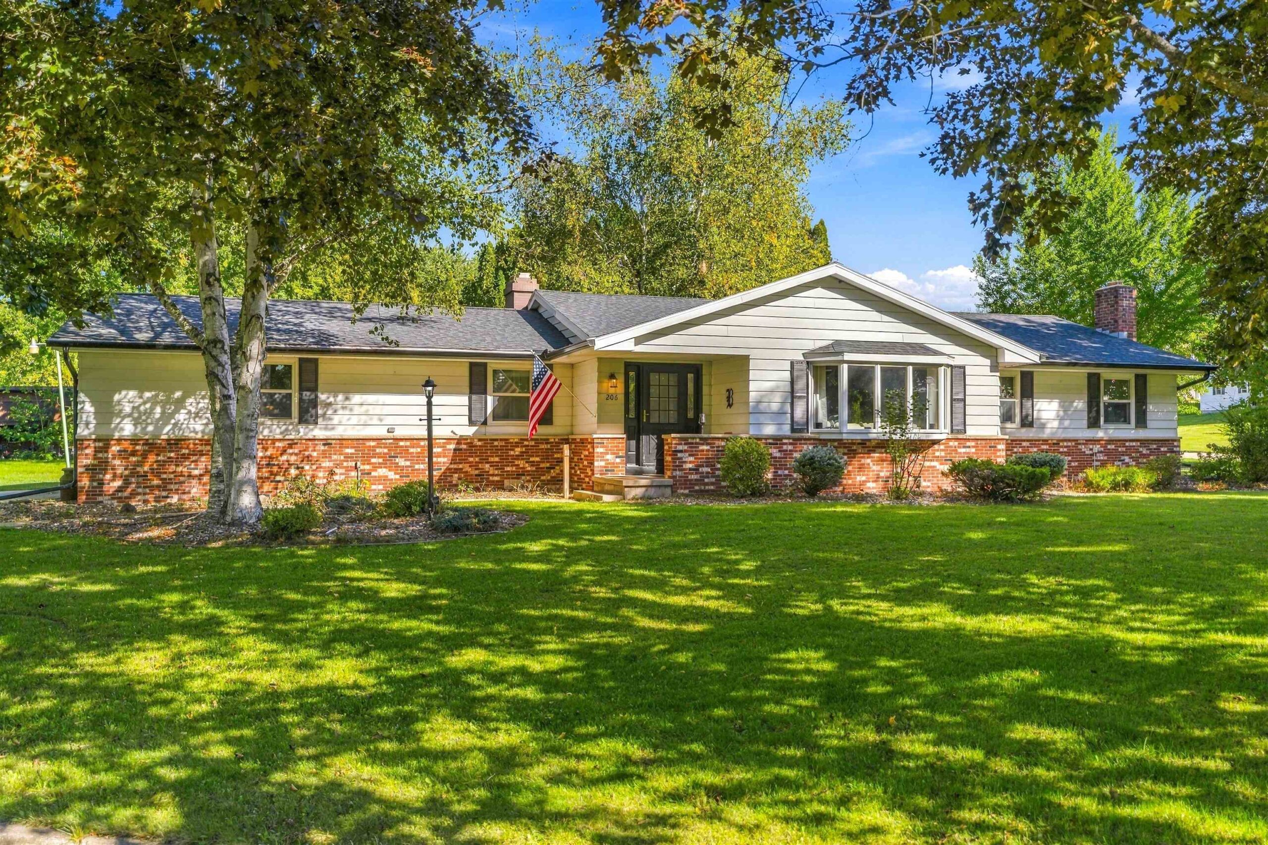 206 LAKESIDE Drive property preview photograph