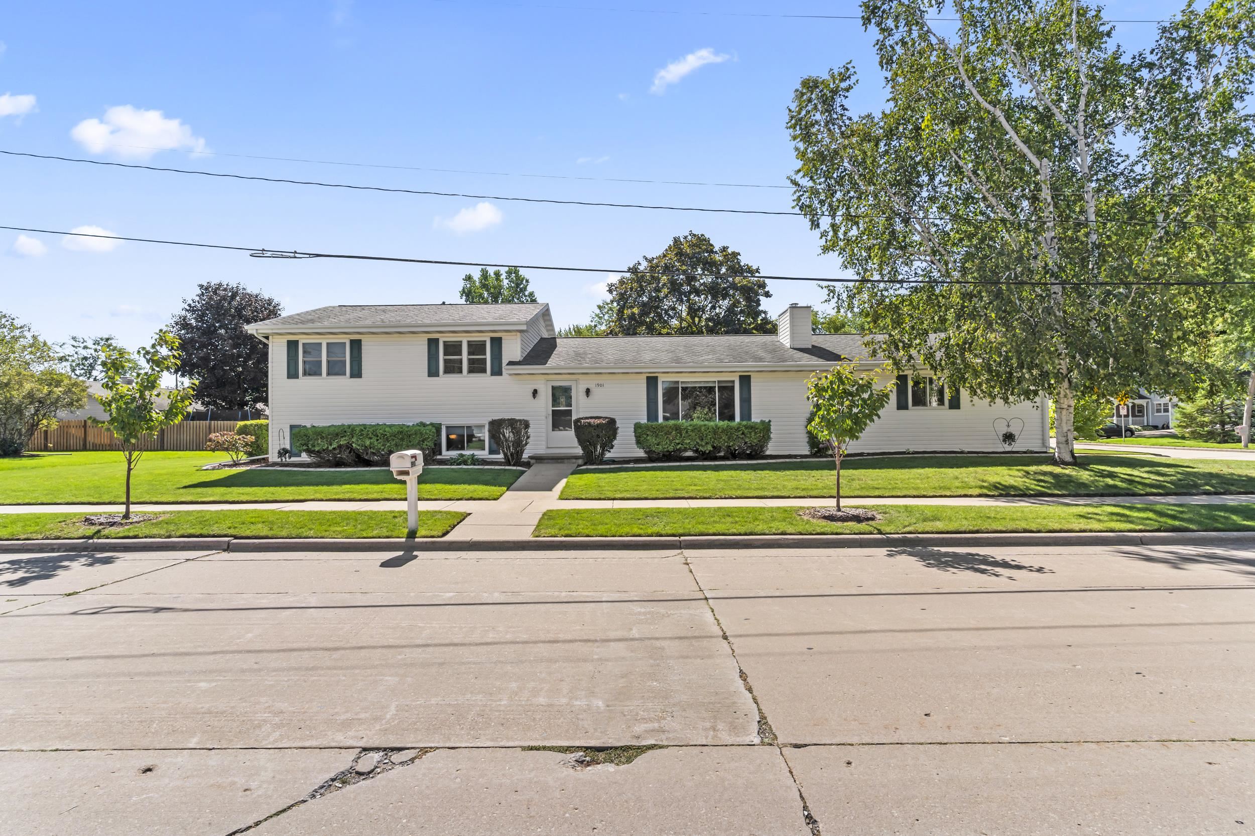 1901 E BLUEBIRD Lane property preview photograph