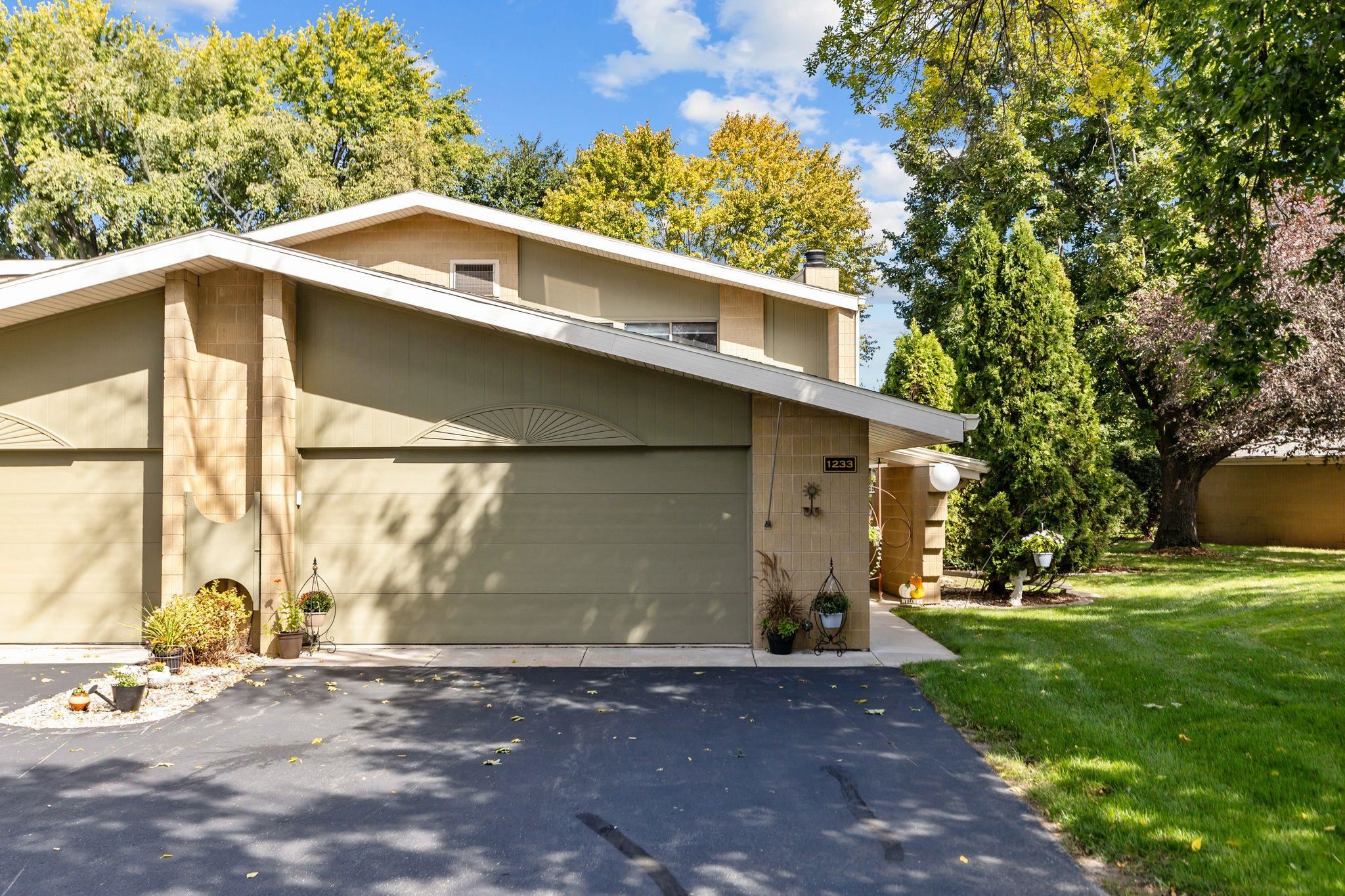 1233 W NICOLET CERCLE property preview photograph