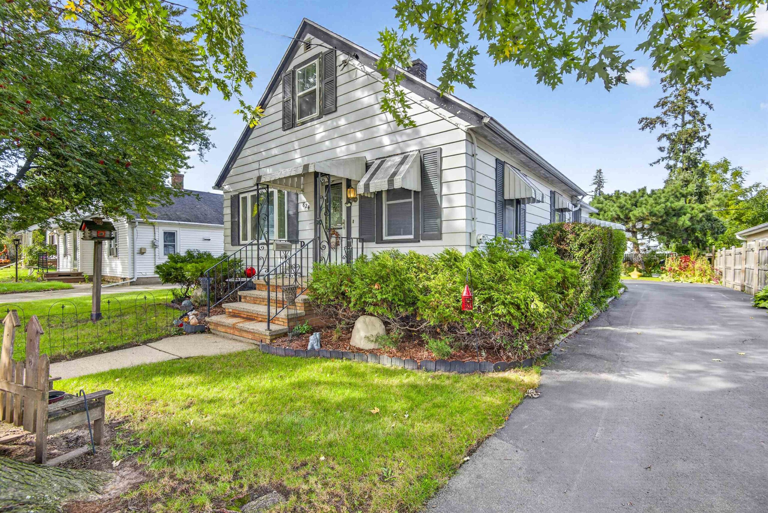 824 W HAWES Avenue property preview photograph