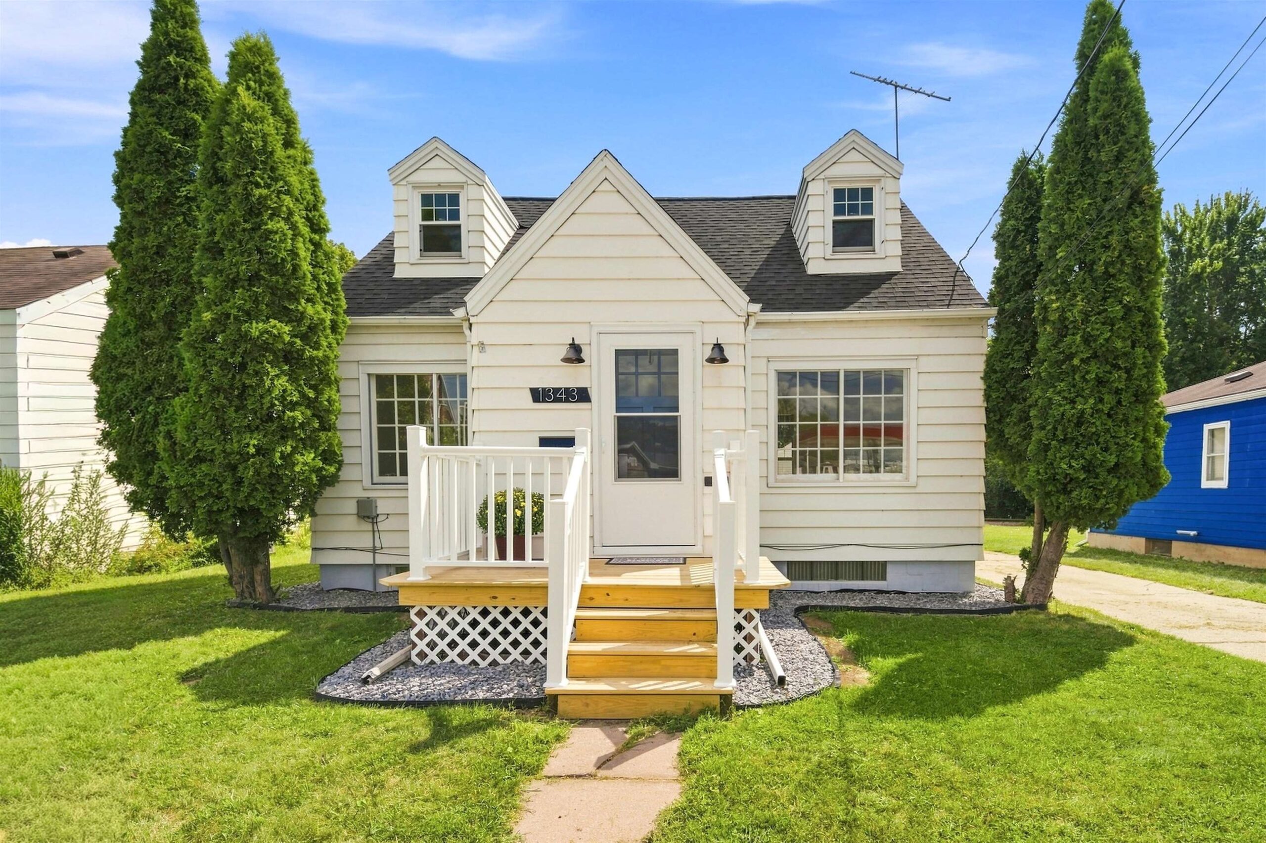 1343 W PROSPECT Avenue property preview photograph