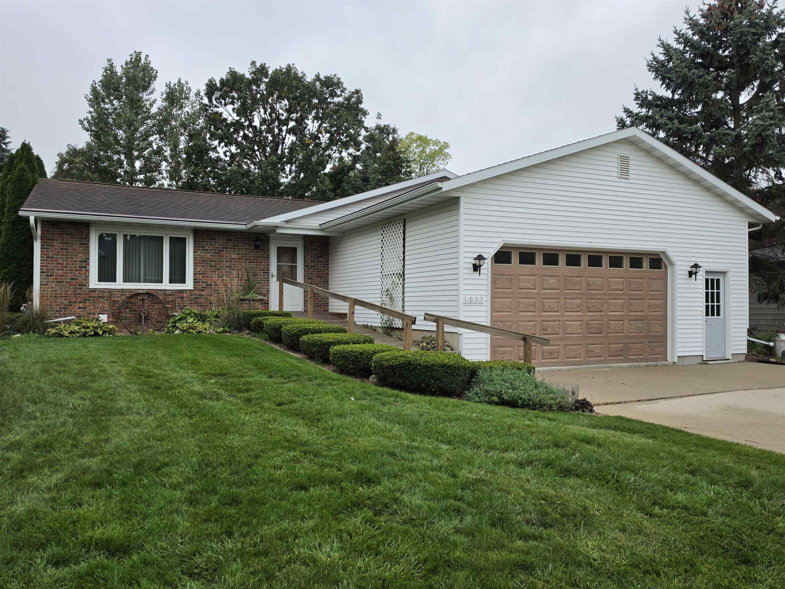 1052 EASTMAN Lane property preview photograph