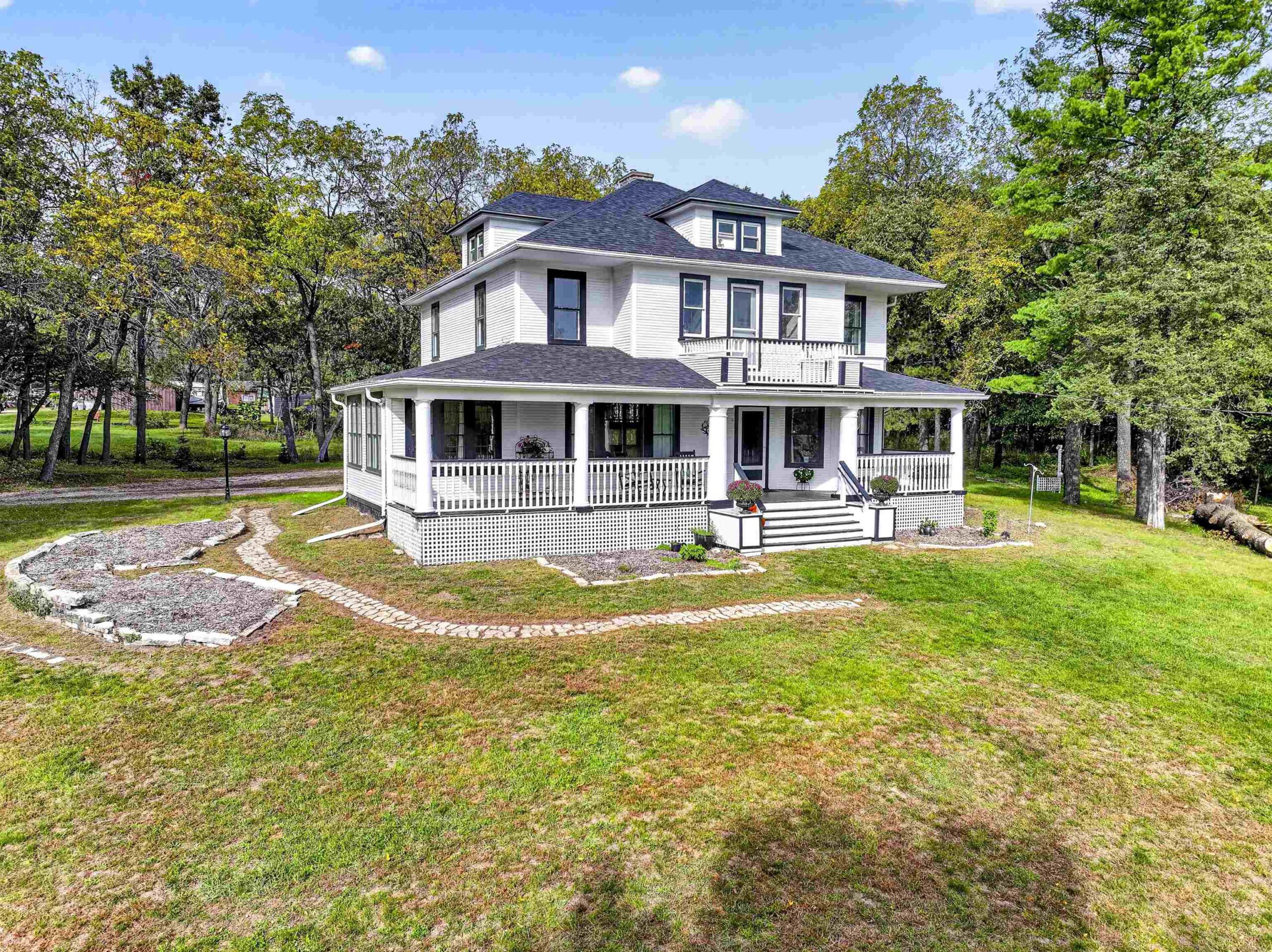 426 E NORTH LAKE Street property preview photograph