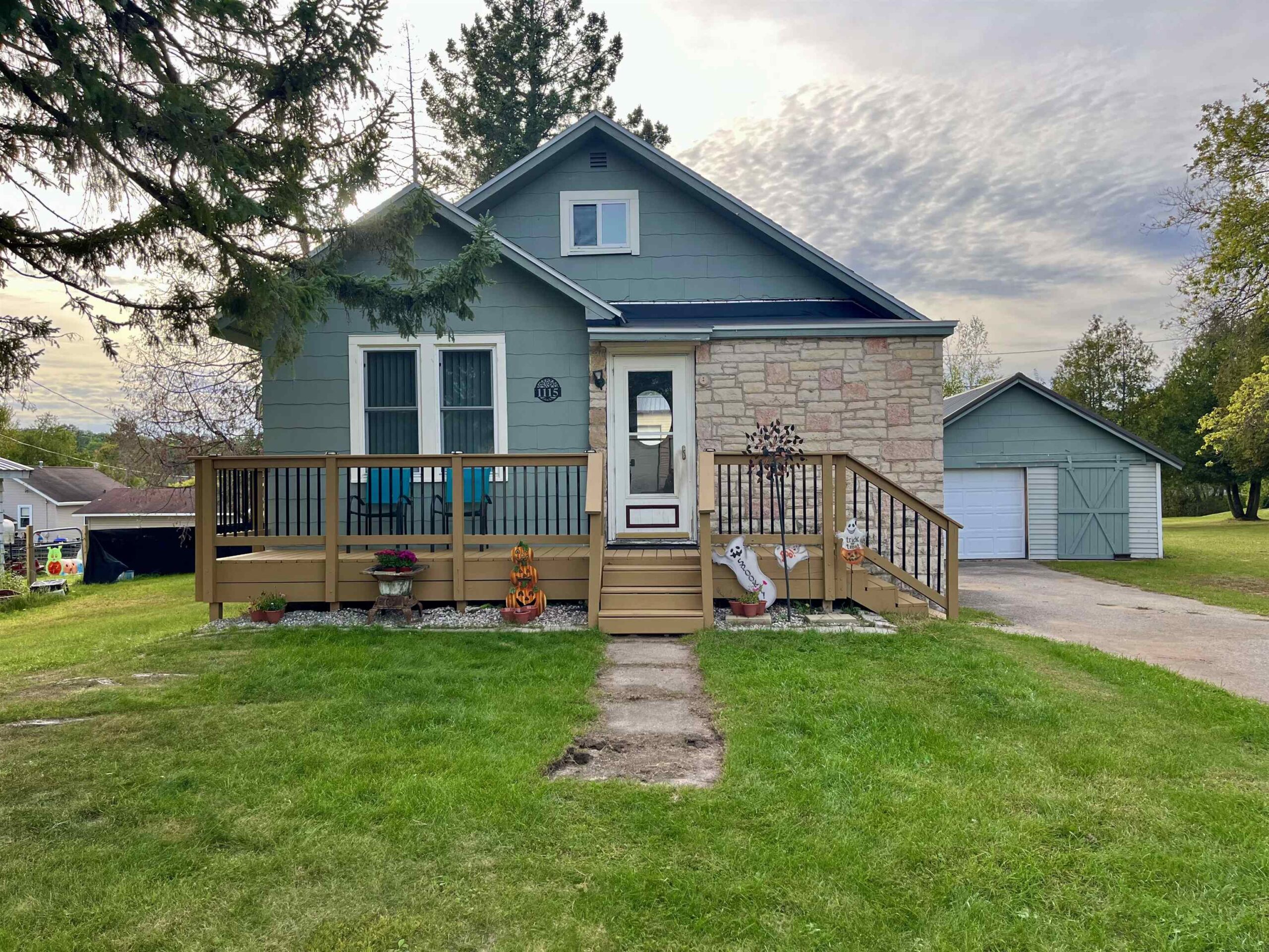 1115 DIVISION Street property preview photograph