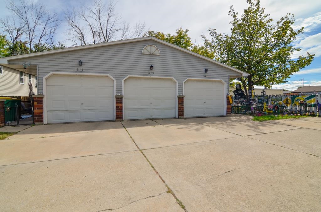 617 VICTORIA Court property preview photograph
