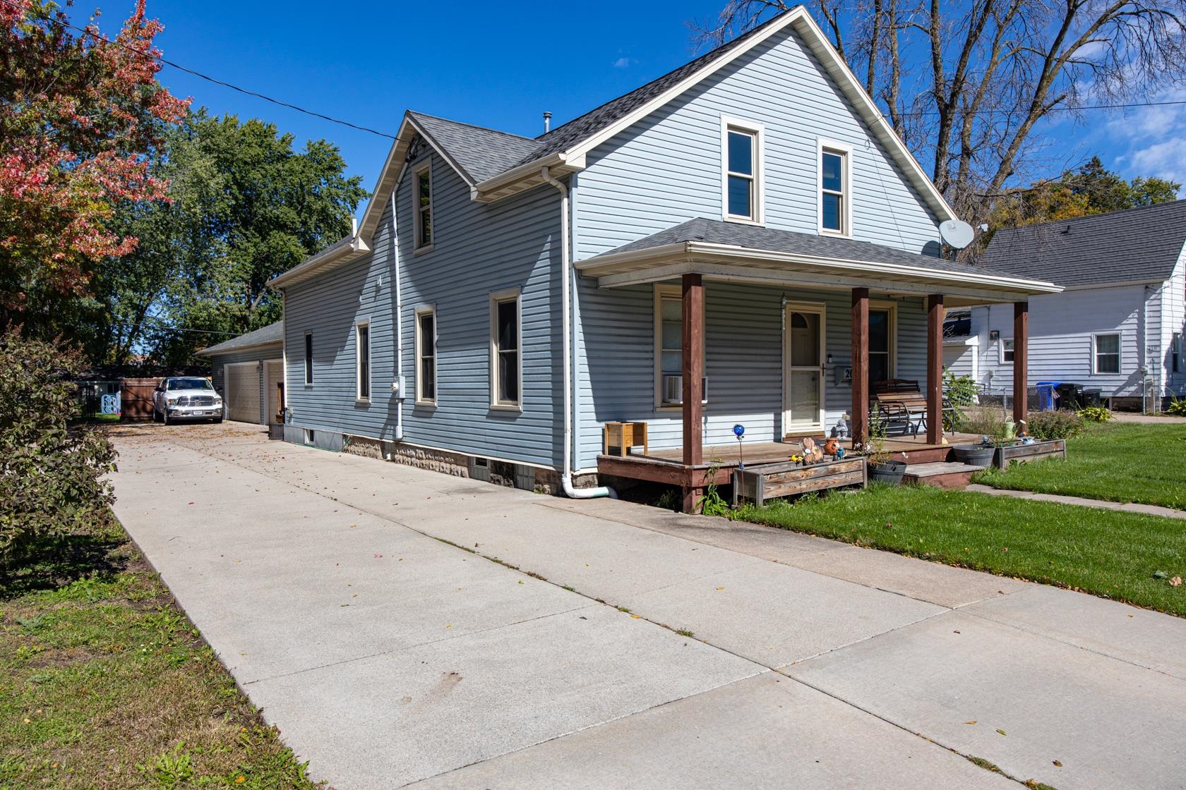 208 E CALUMET Street property preview photograph