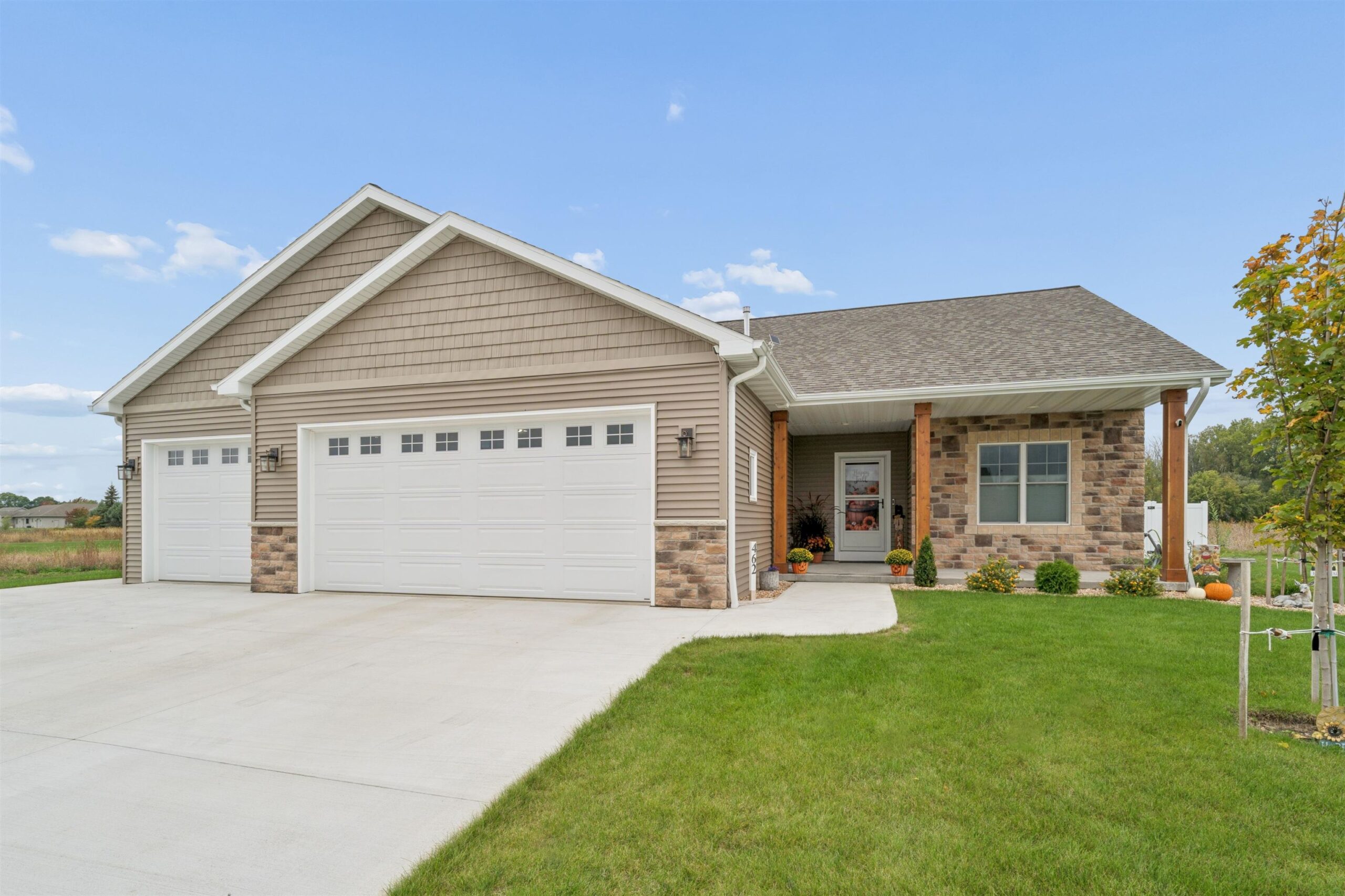 462 RUSTIC RIDGE Drive property preview photograph