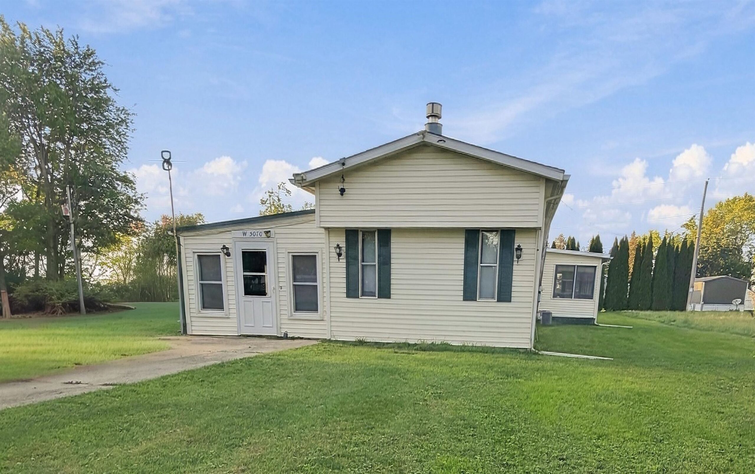 W5070 WOODLAND Road property preview photograph