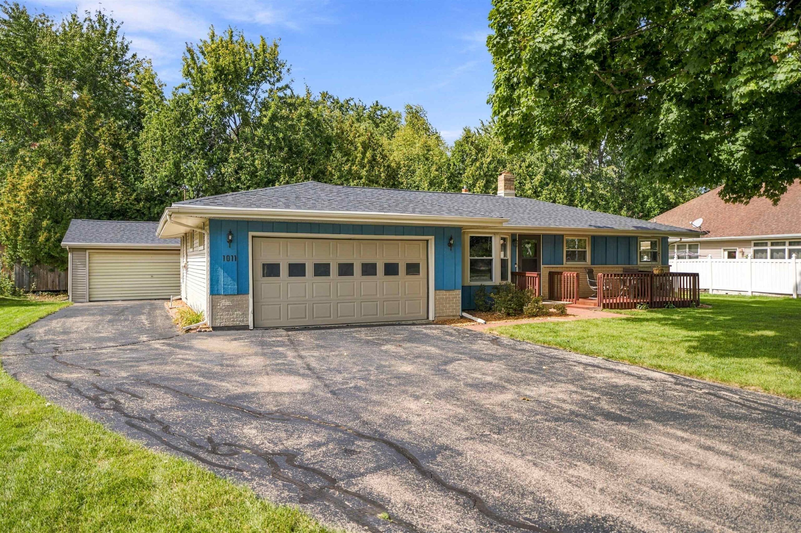 1011 S BLUEMOUND Drive property preview photograph