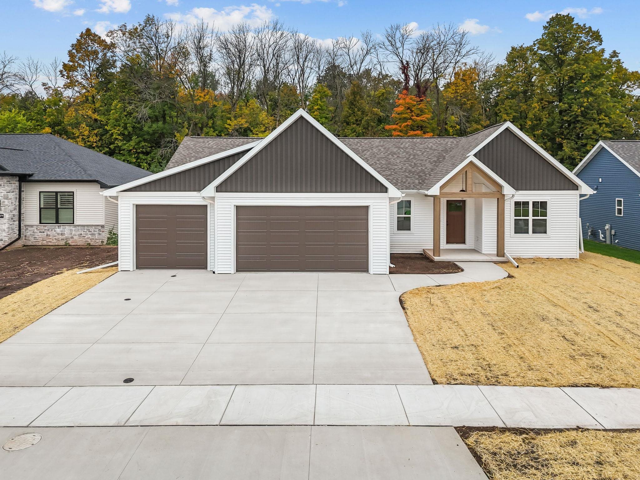 N9285 CONSTELLATION Drive property preview photograph