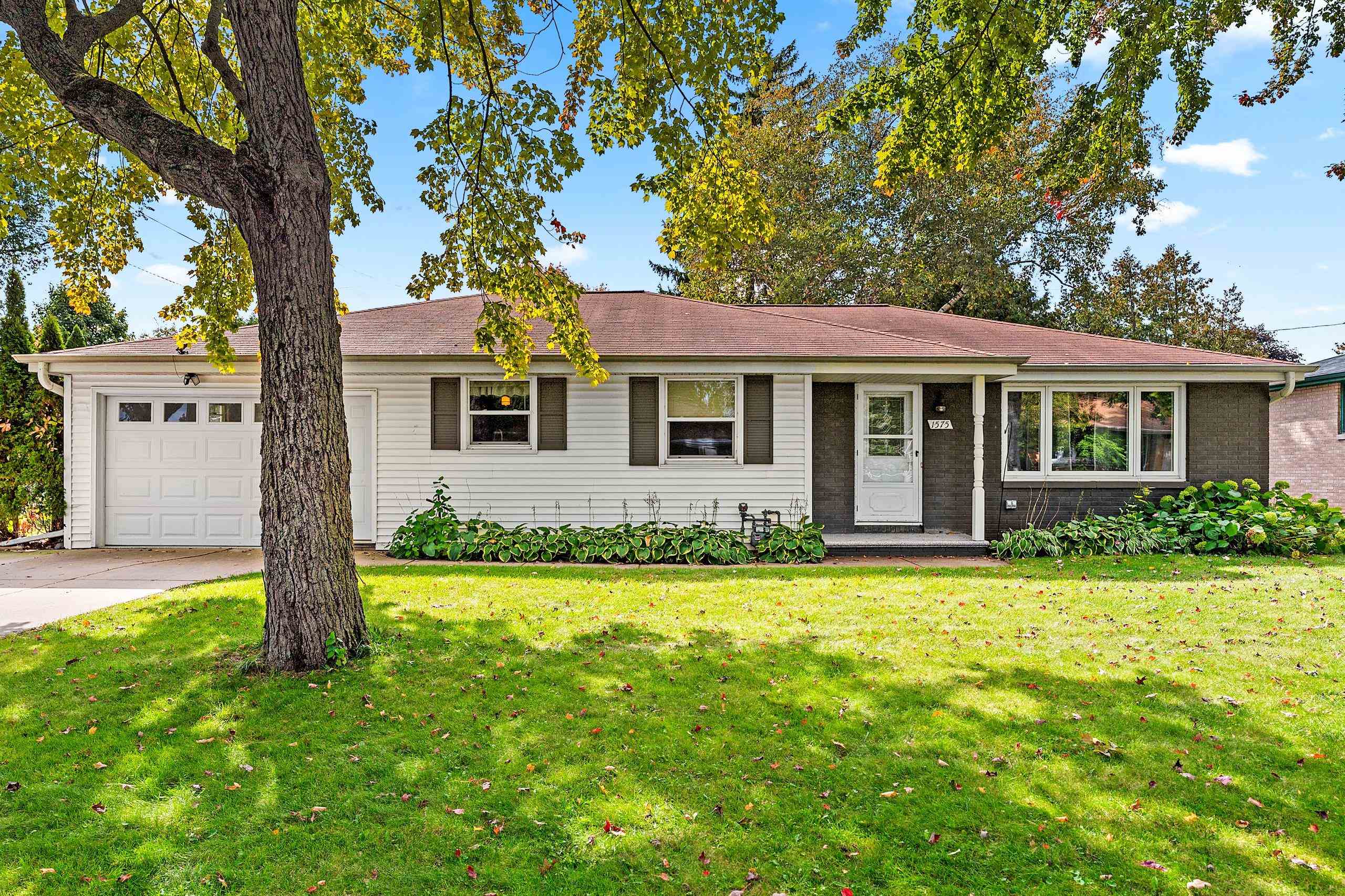 1575 FOREST GLEN Drive property preview photograph