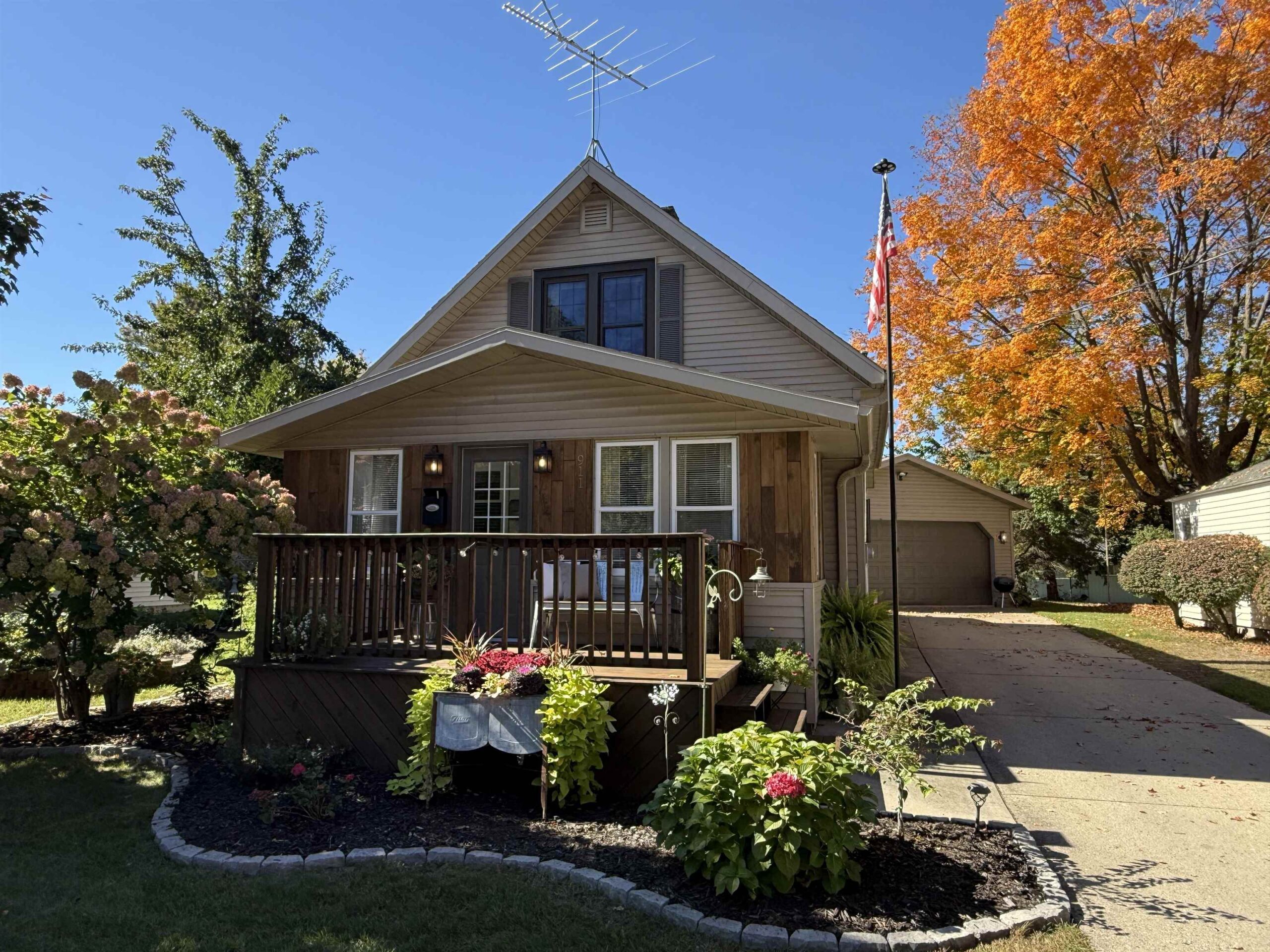 911 S EVERGREEN Street property preview photograph
