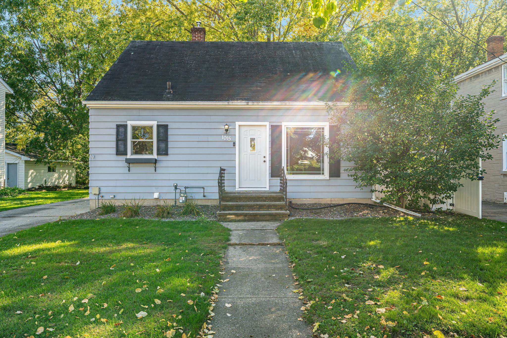 1015 W HAWES Street property preview photograph