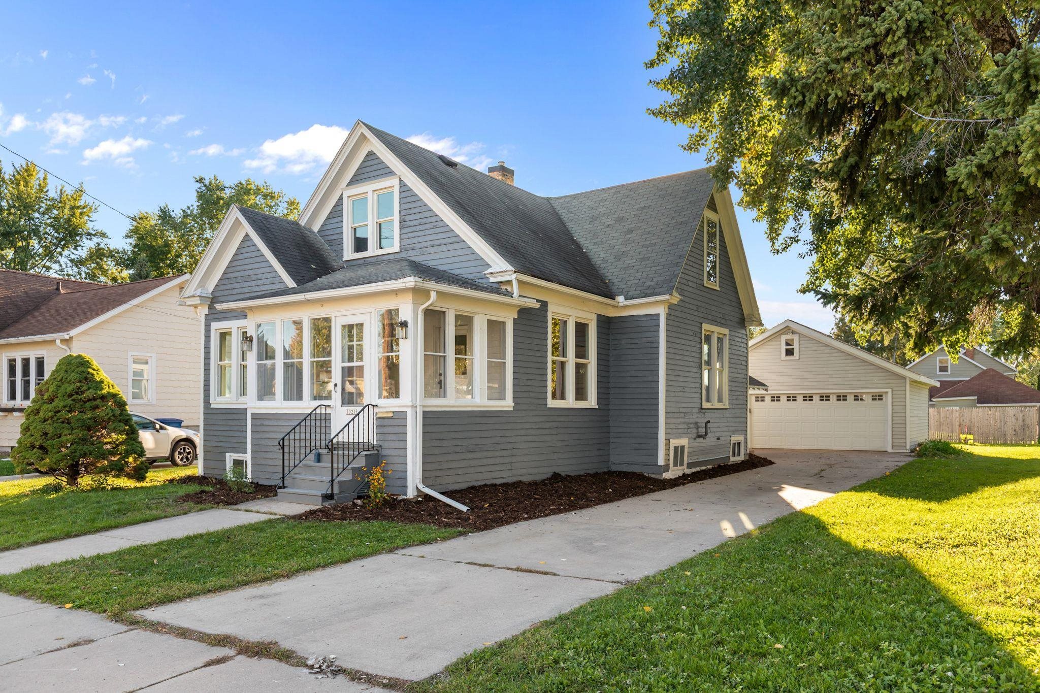 1021 EASTMAN Street property preview photograph