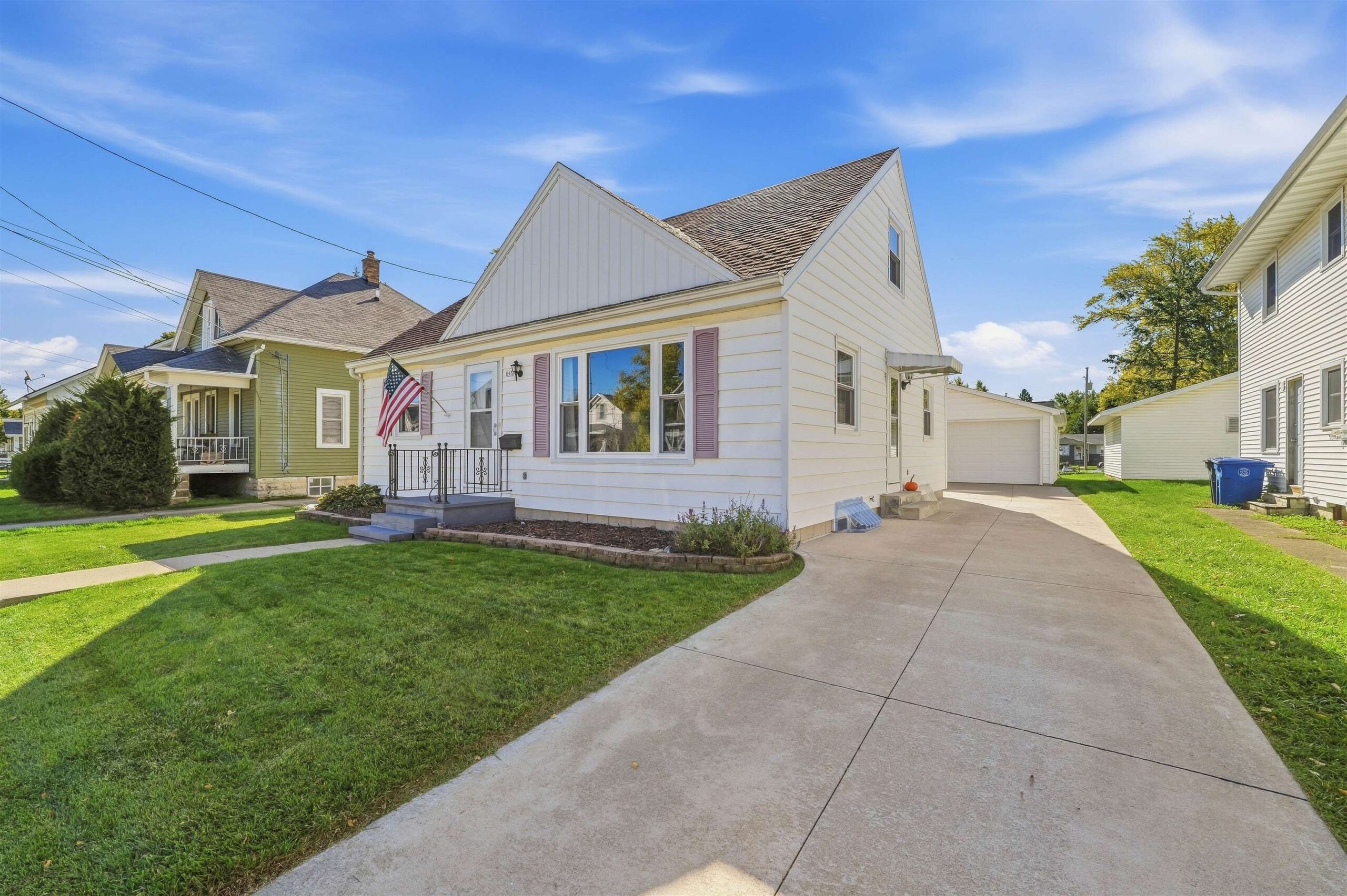 855 W 12TH Avenue property preview photograph