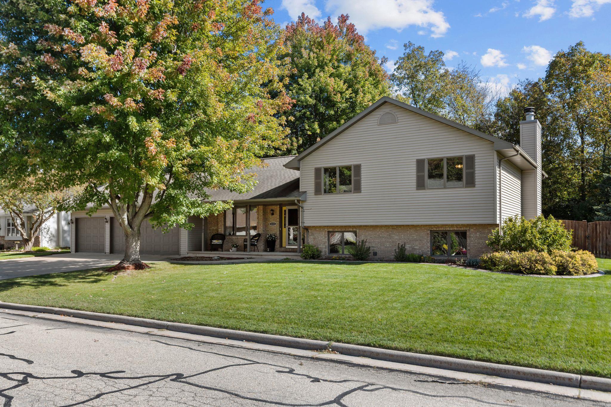 1605 MEADOWBREEZE Circle property preview photograph