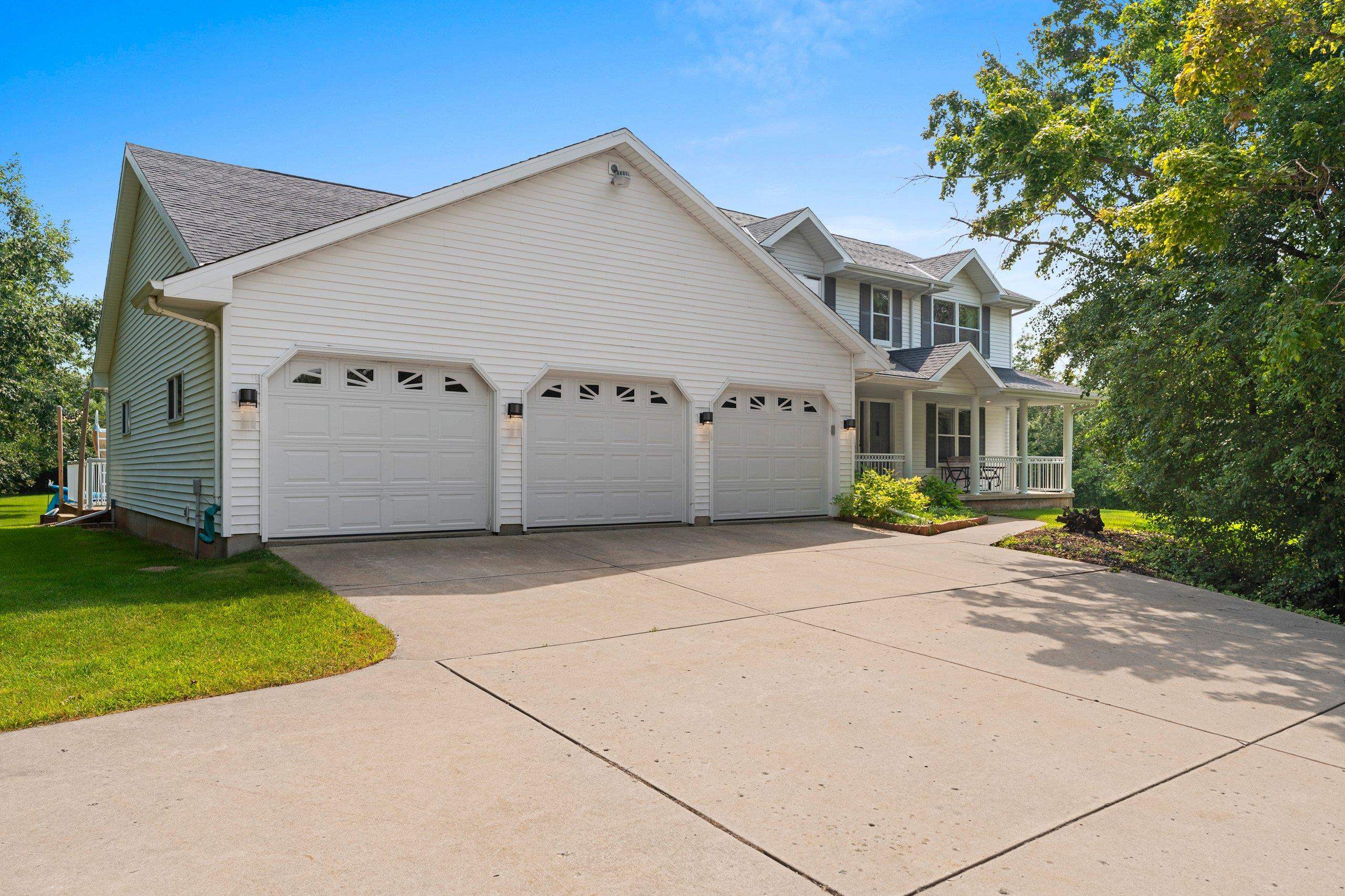 4415 FLAGSTONE Court property preview photograph