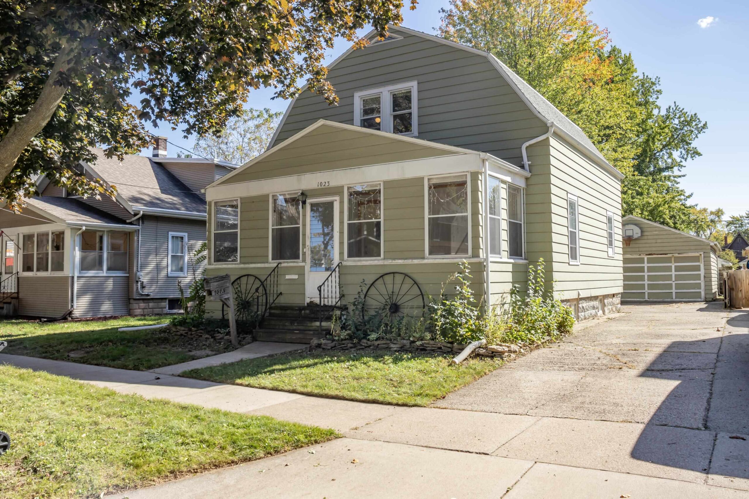 1023 W COMMERCIAL Street property preview photograph